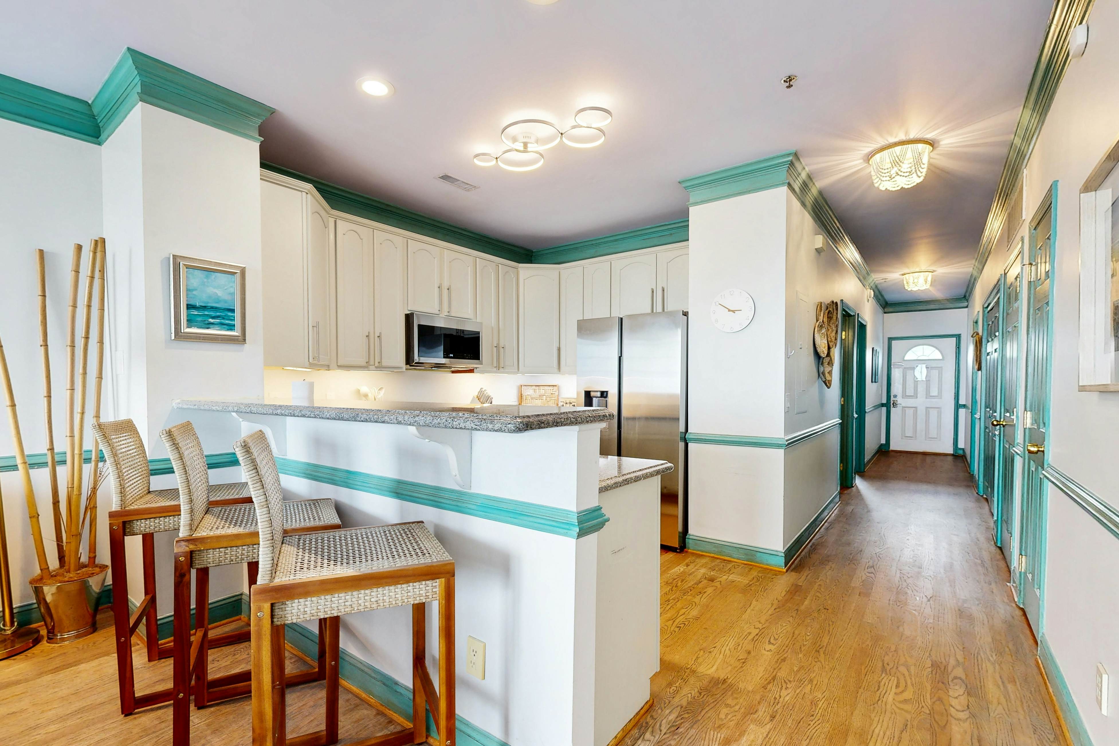 Second-level abode w/ ocean views, private balcony, shared pool