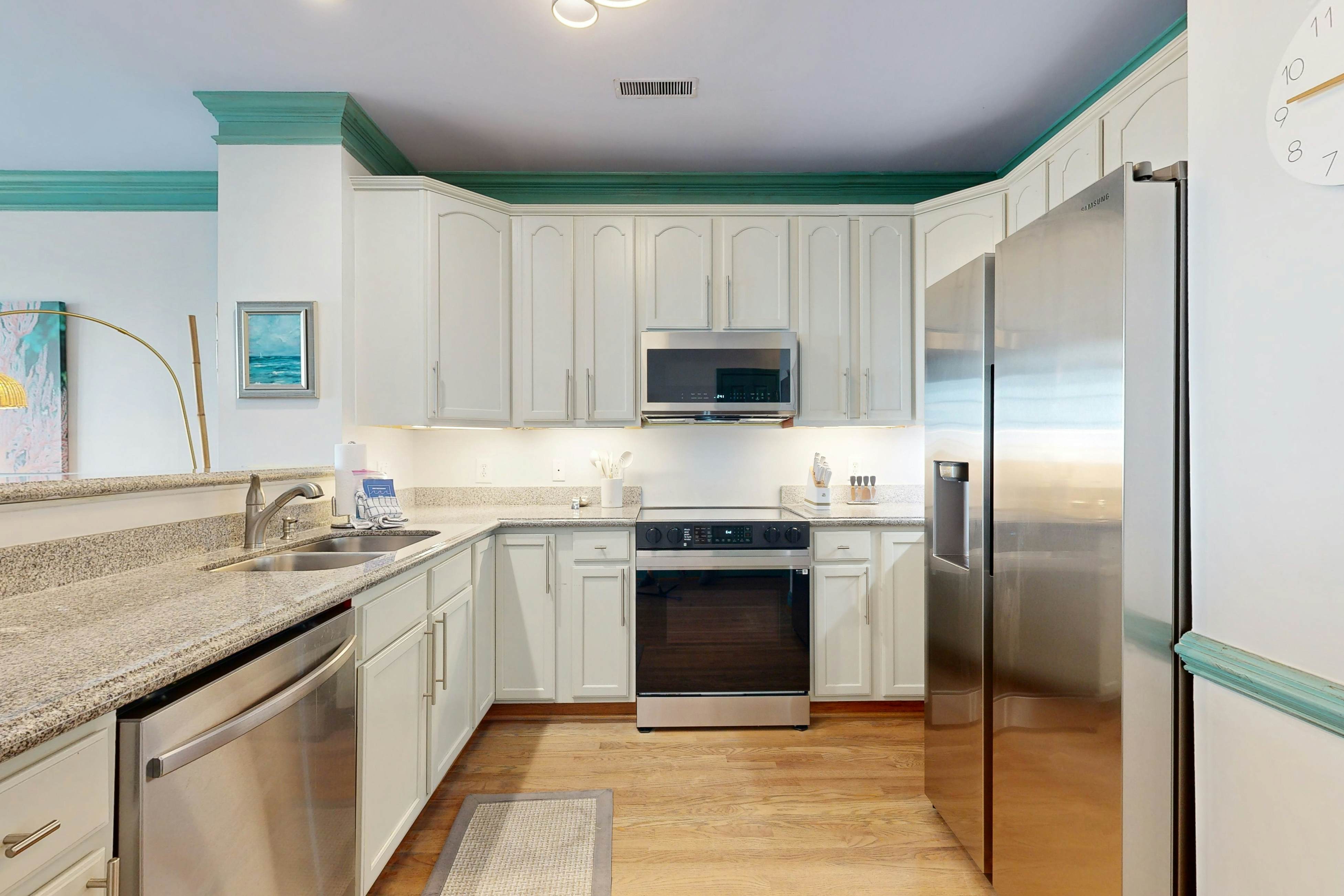 Second-level abode w/ ocean views, private balcony, shared pool