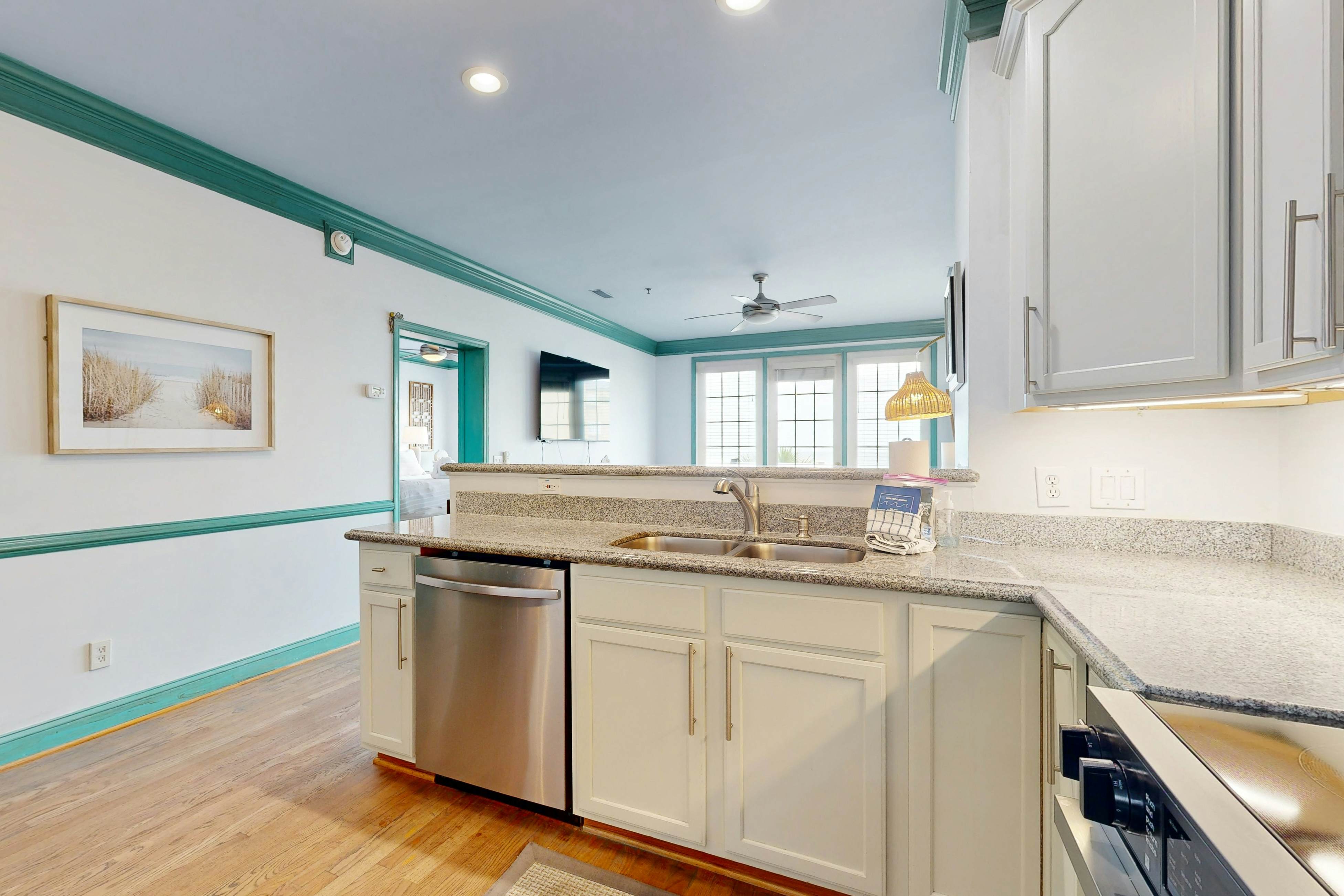 Second-level abode w/ ocean views, private balcony, shared pool