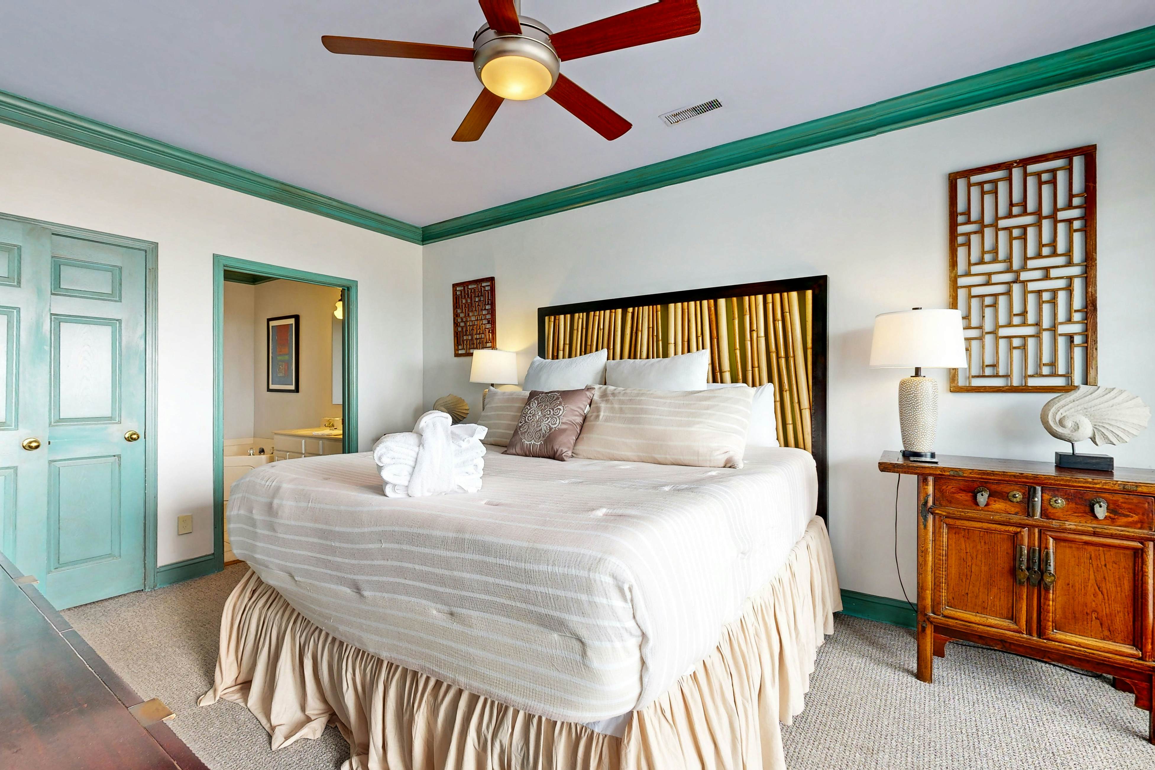 Second-level abode w/ ocean views, private balcony, shared pool