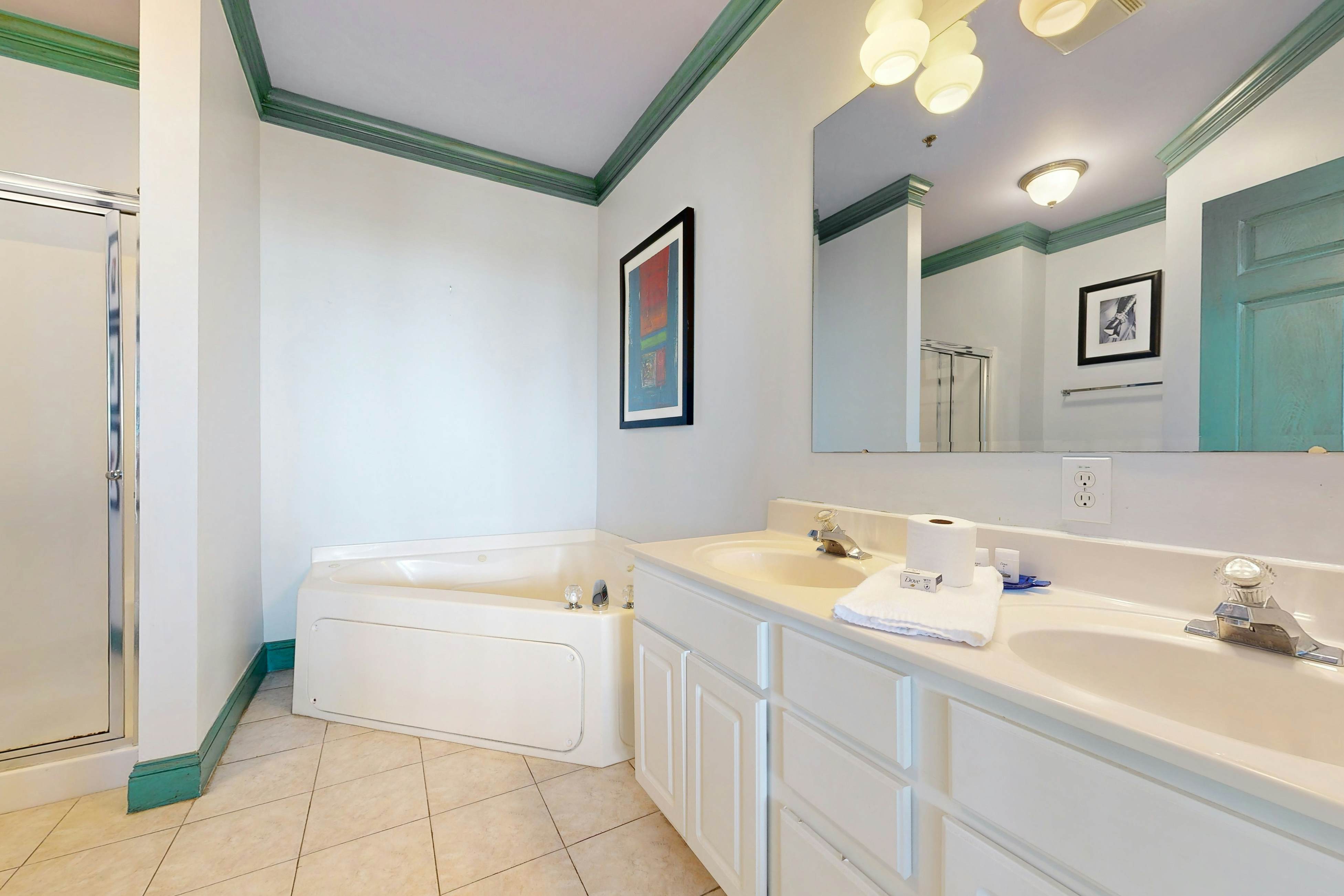 Second-level abode w/ ocean views, private balcony, shared pool