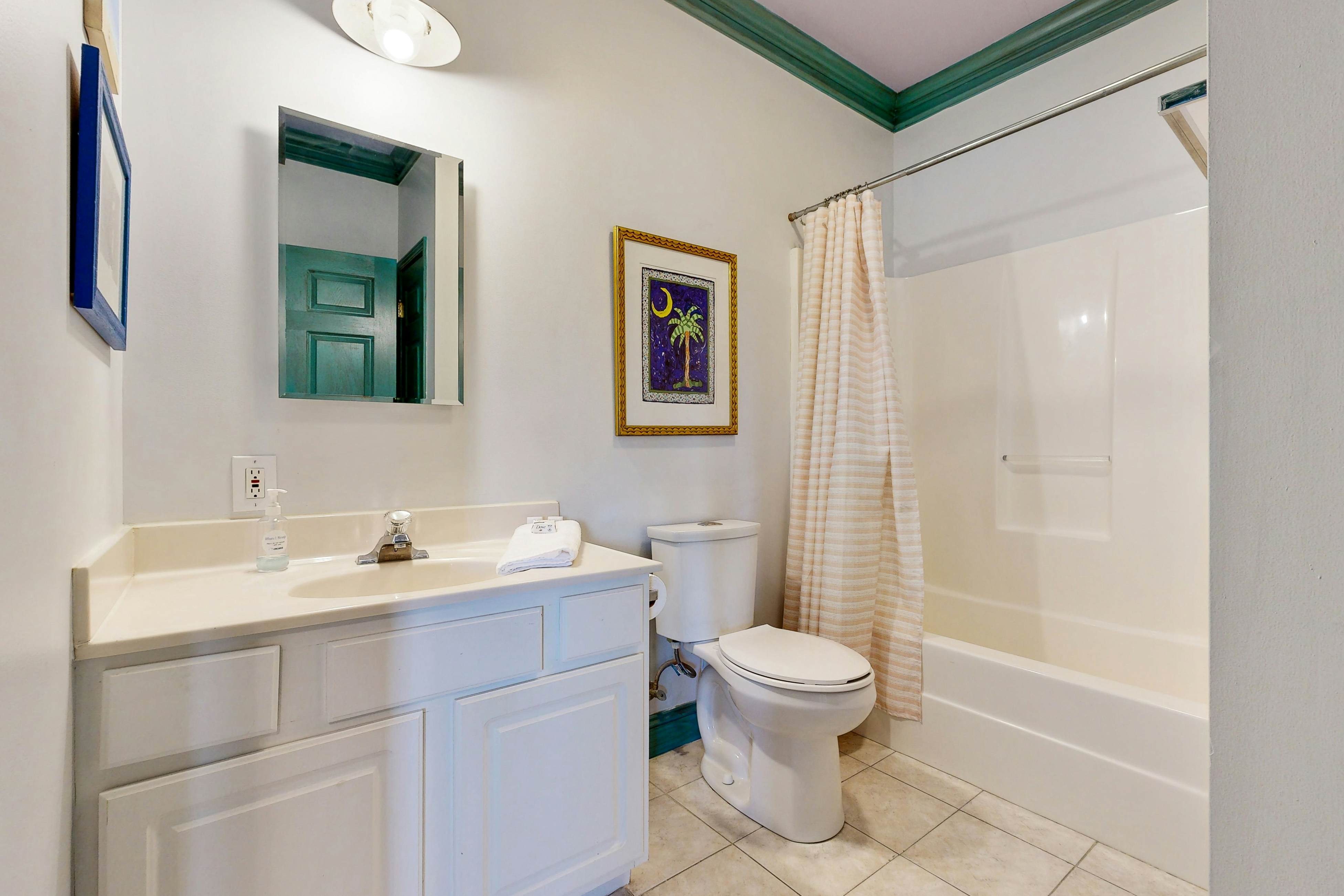 Second-level abode w/ ocean views, private balcony, shared pool