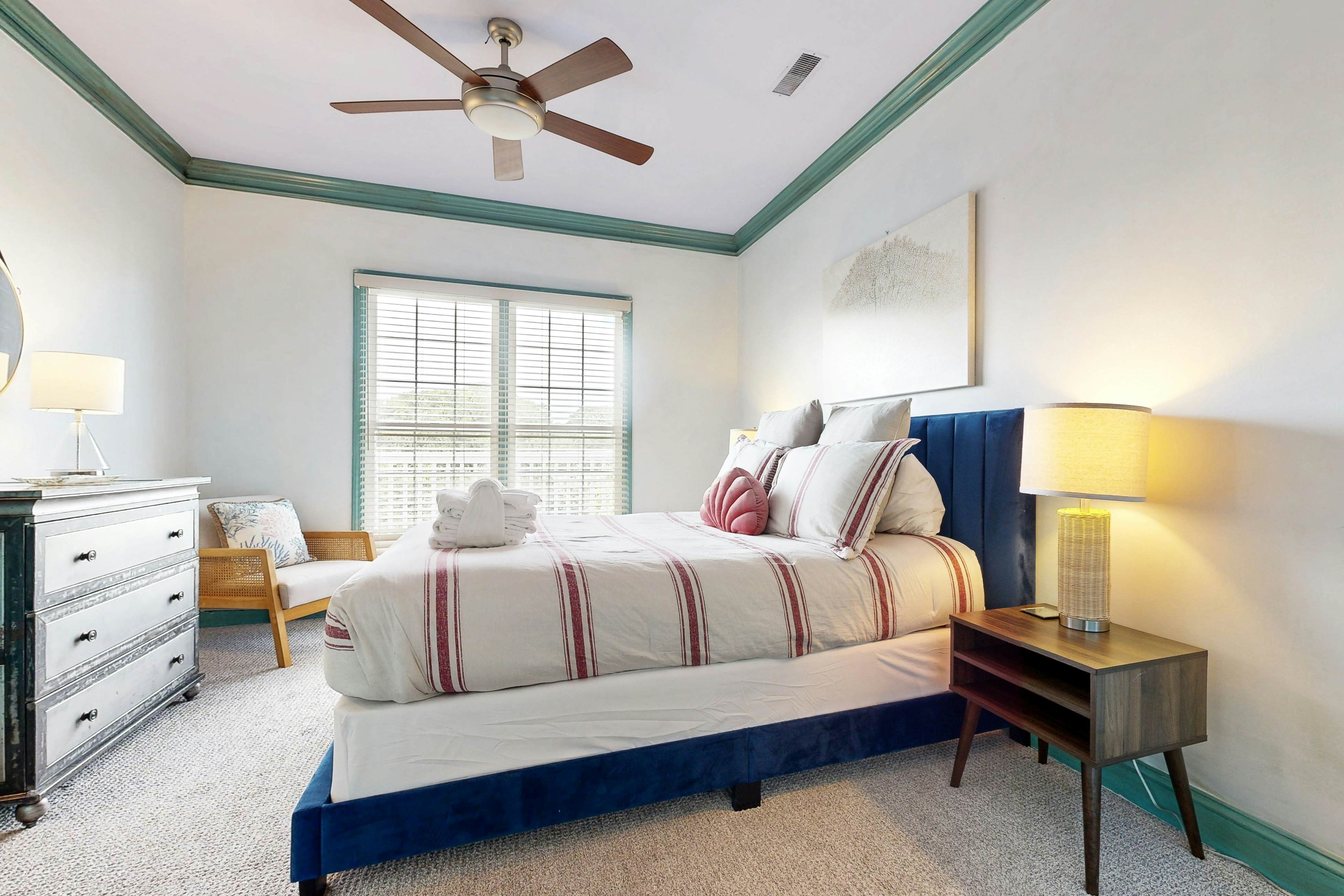 Second-level abode w/ ocean views, private balcony, shared pool