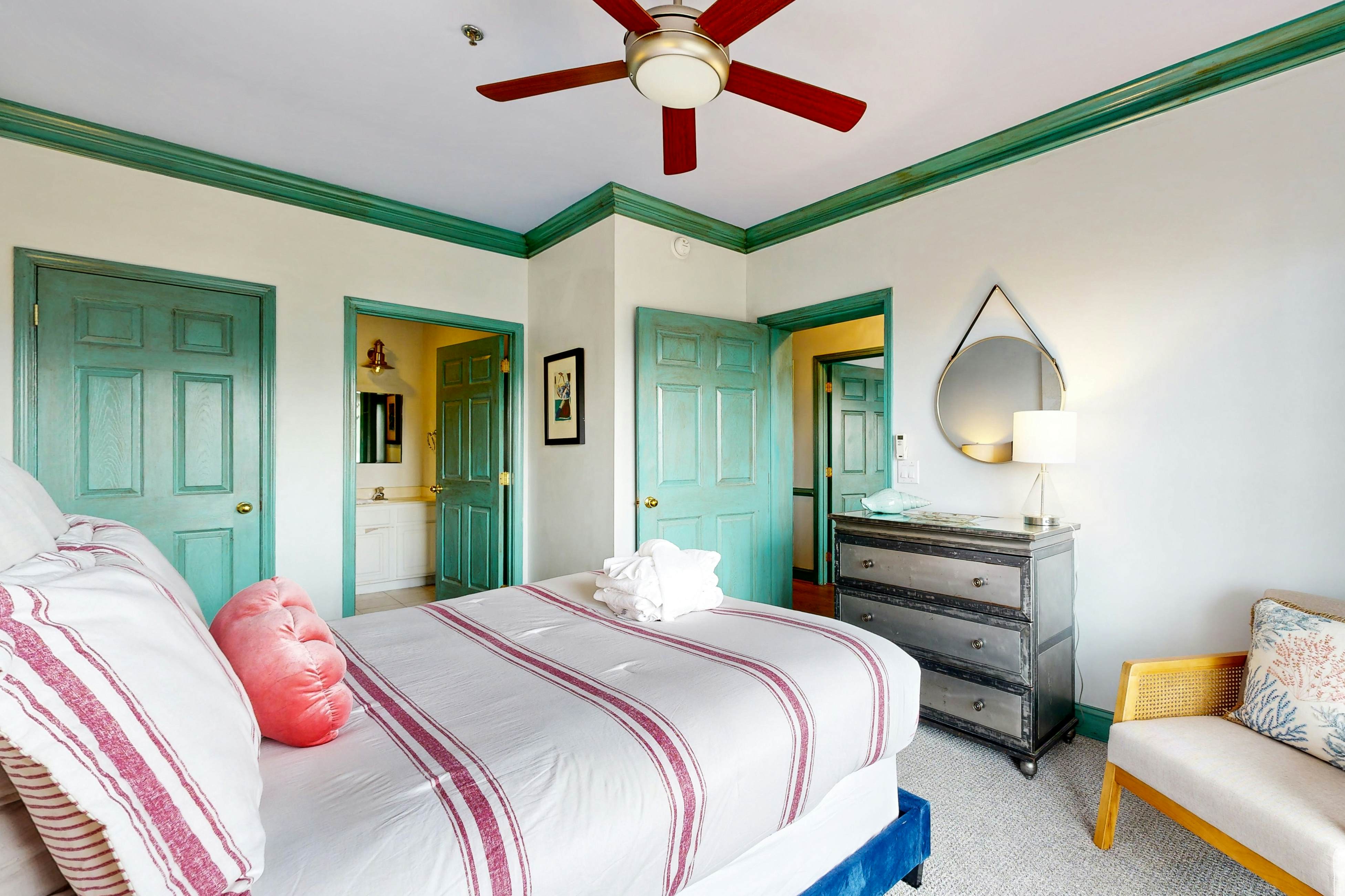 Second-level abode w/ ocean views, private balcony, shared pool