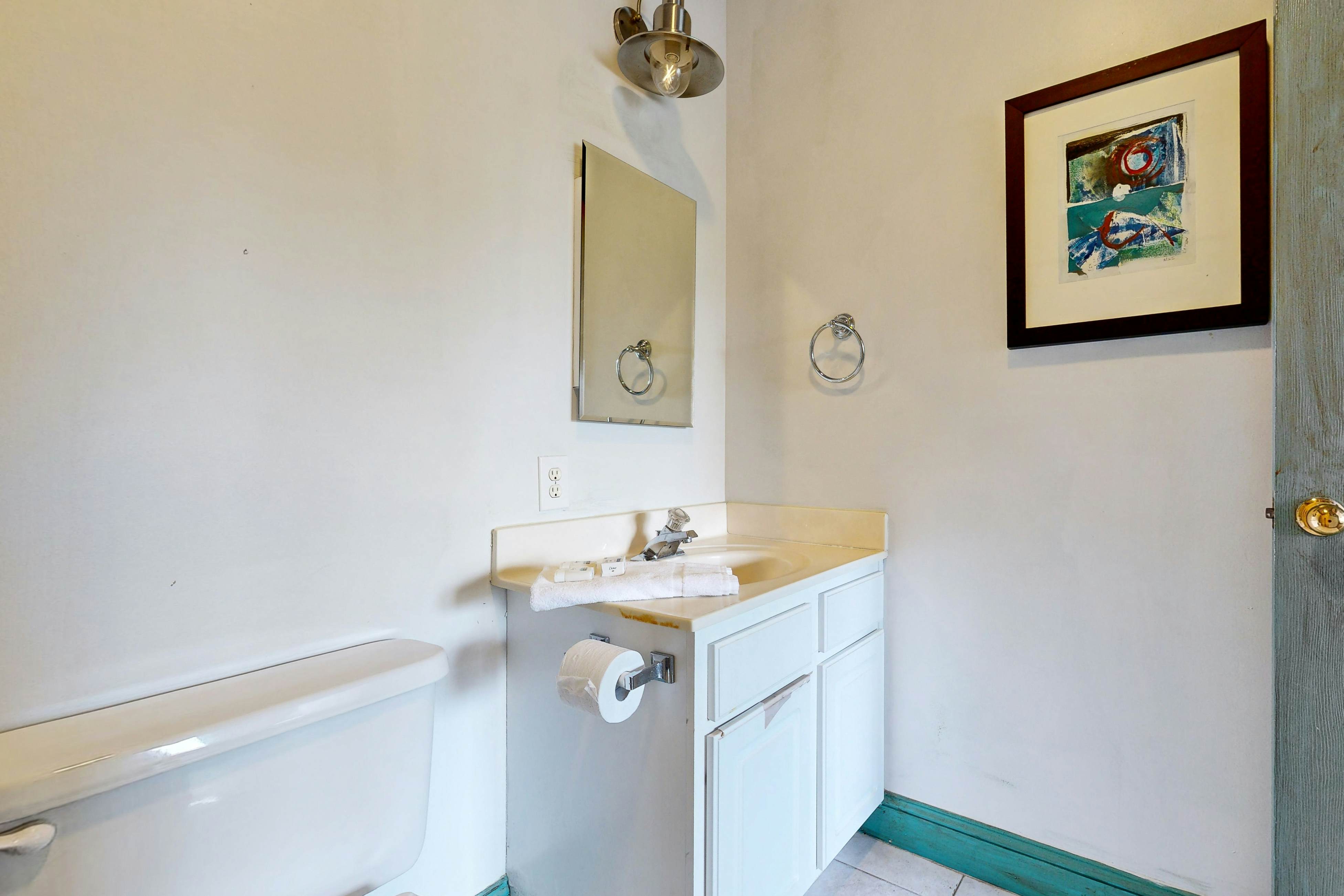 Second-level abode w/ ocean views, private balcony, shared pool