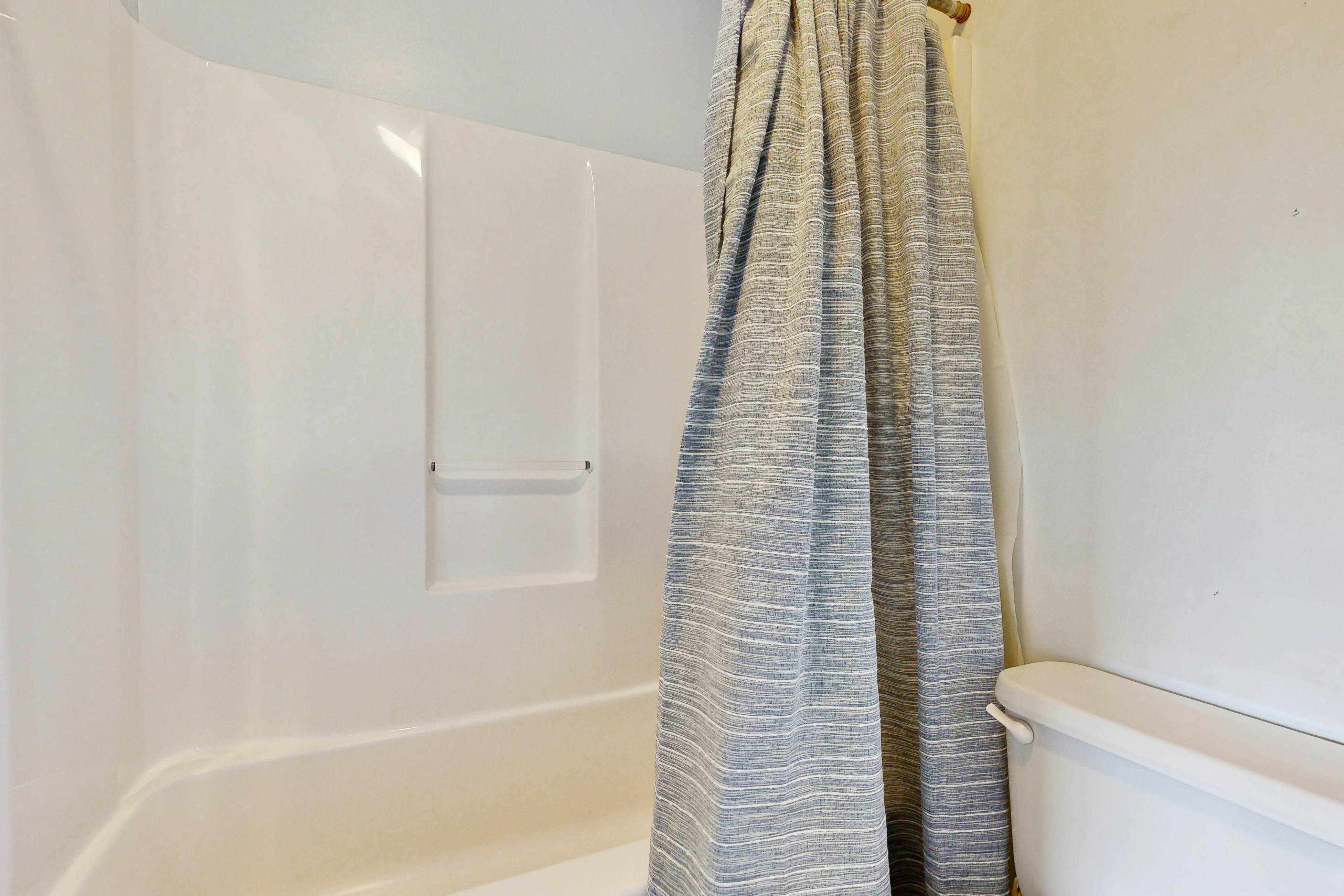 Second-level abode w/ ocean views, private balcony, shared pool