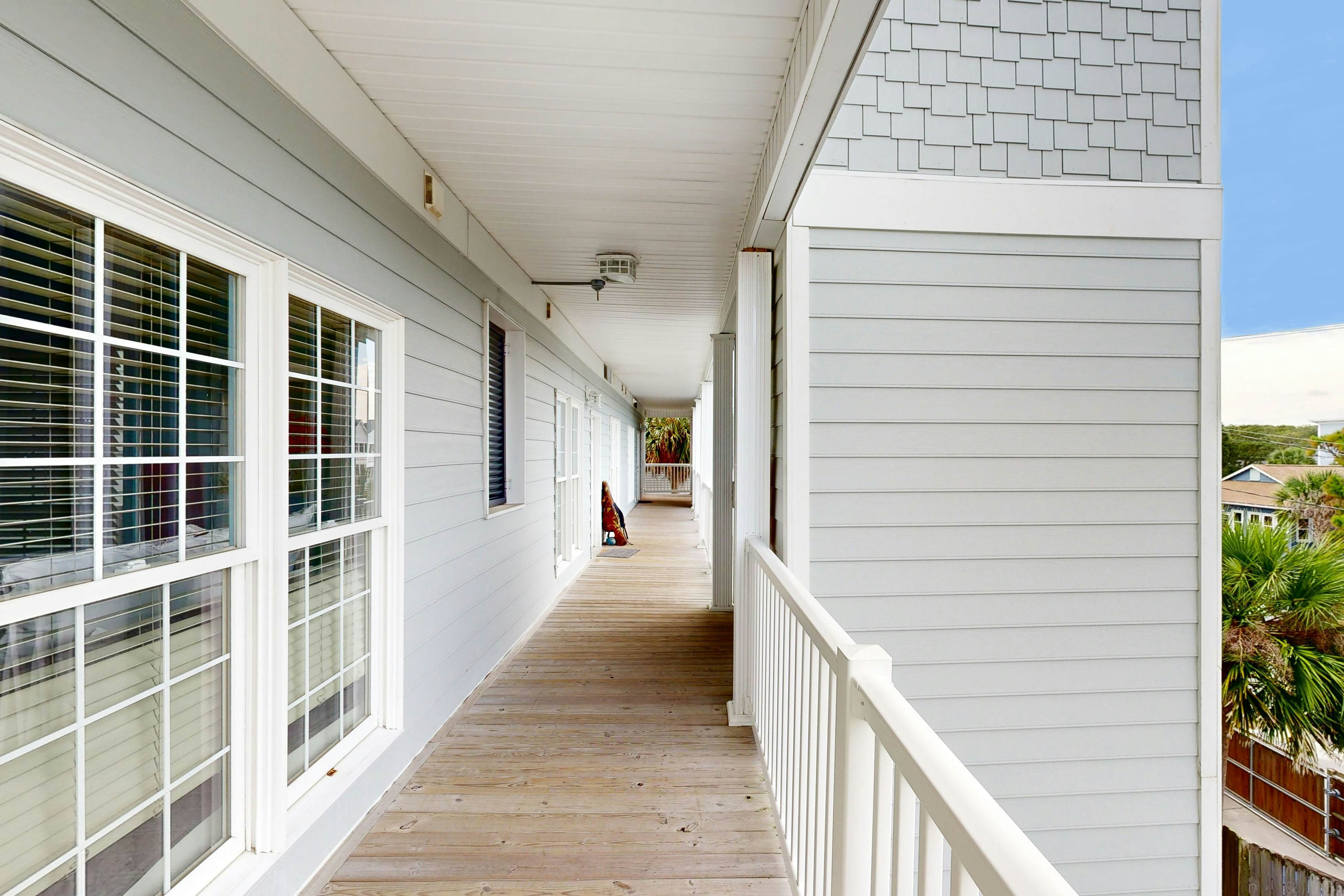 Second-level abode w/ ocean views, private balcony, shared pool