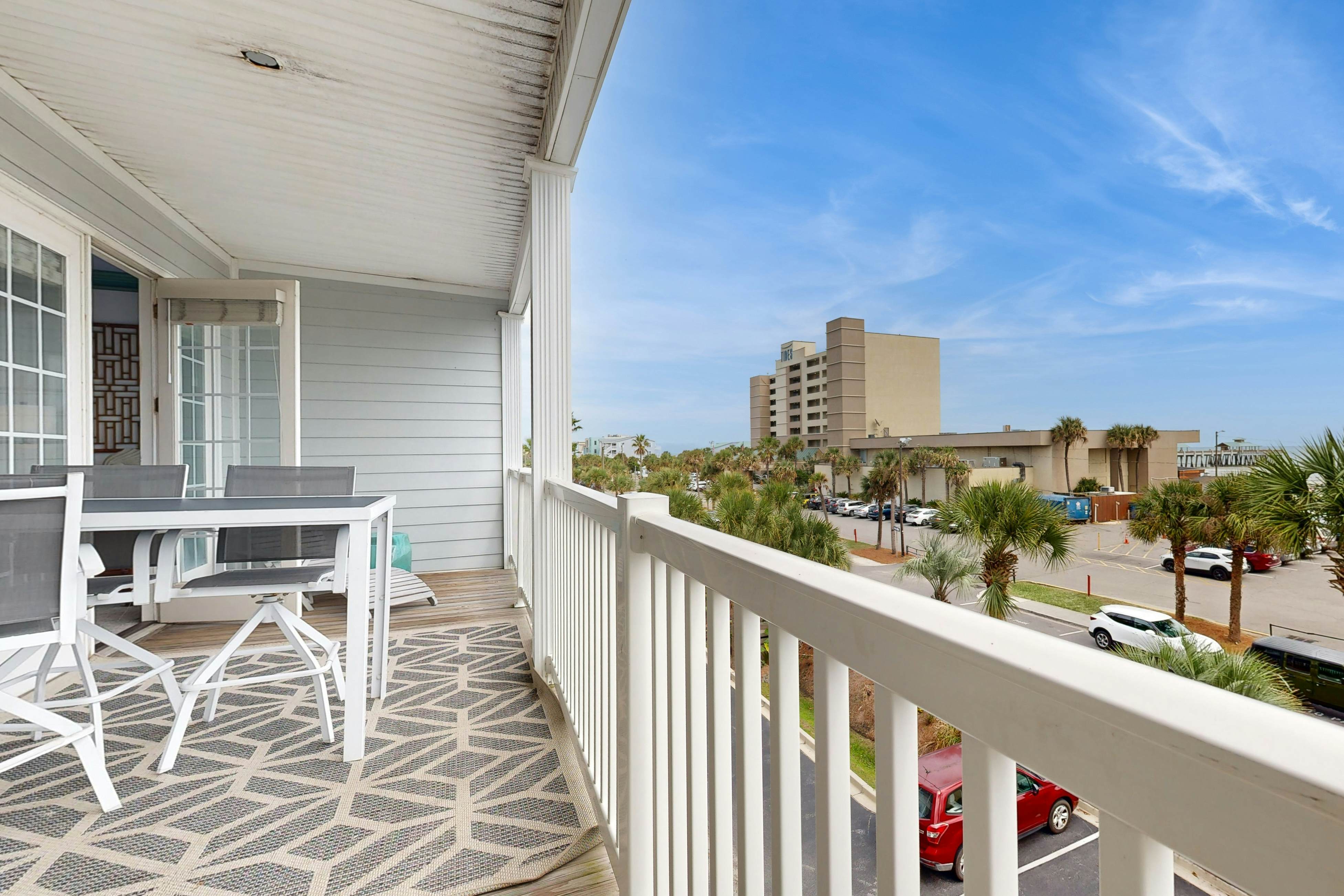 Second-level abode w/ ocean views, private balcony, shared pool