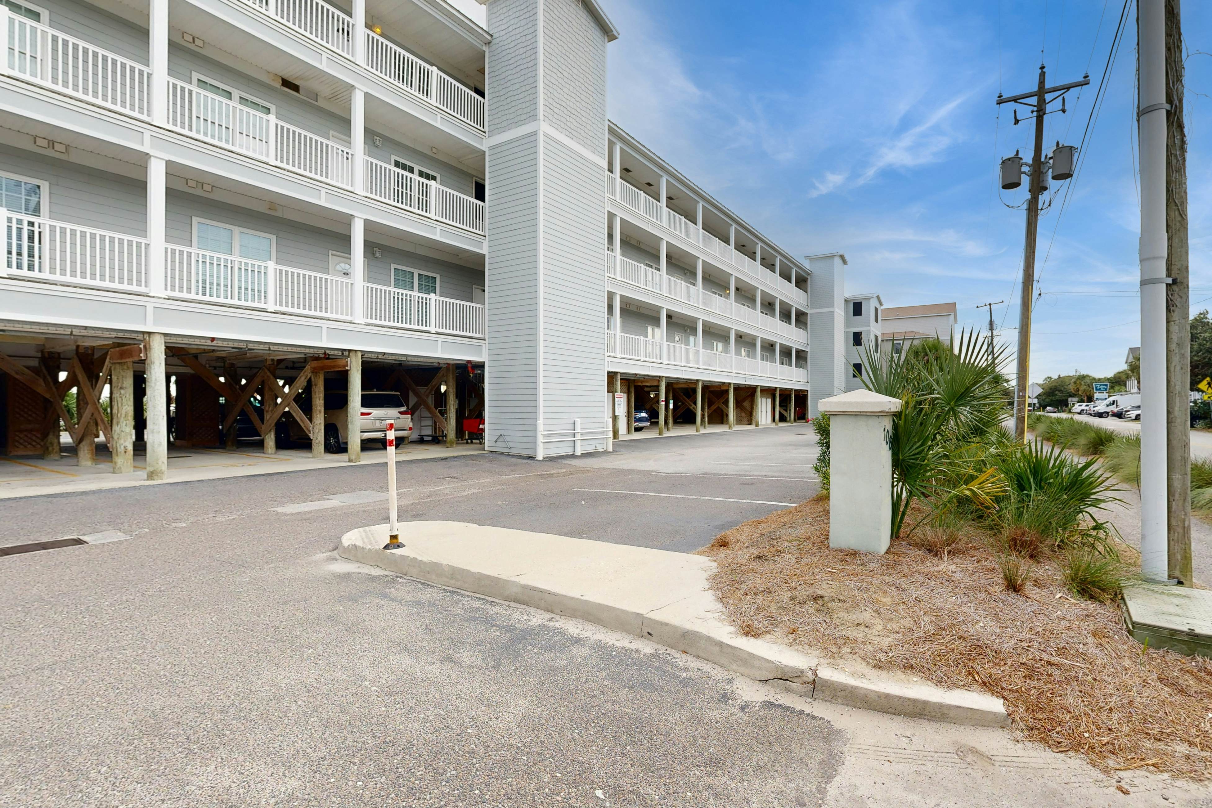 Second-level abode w/ ocean views, private balcony, shared pool