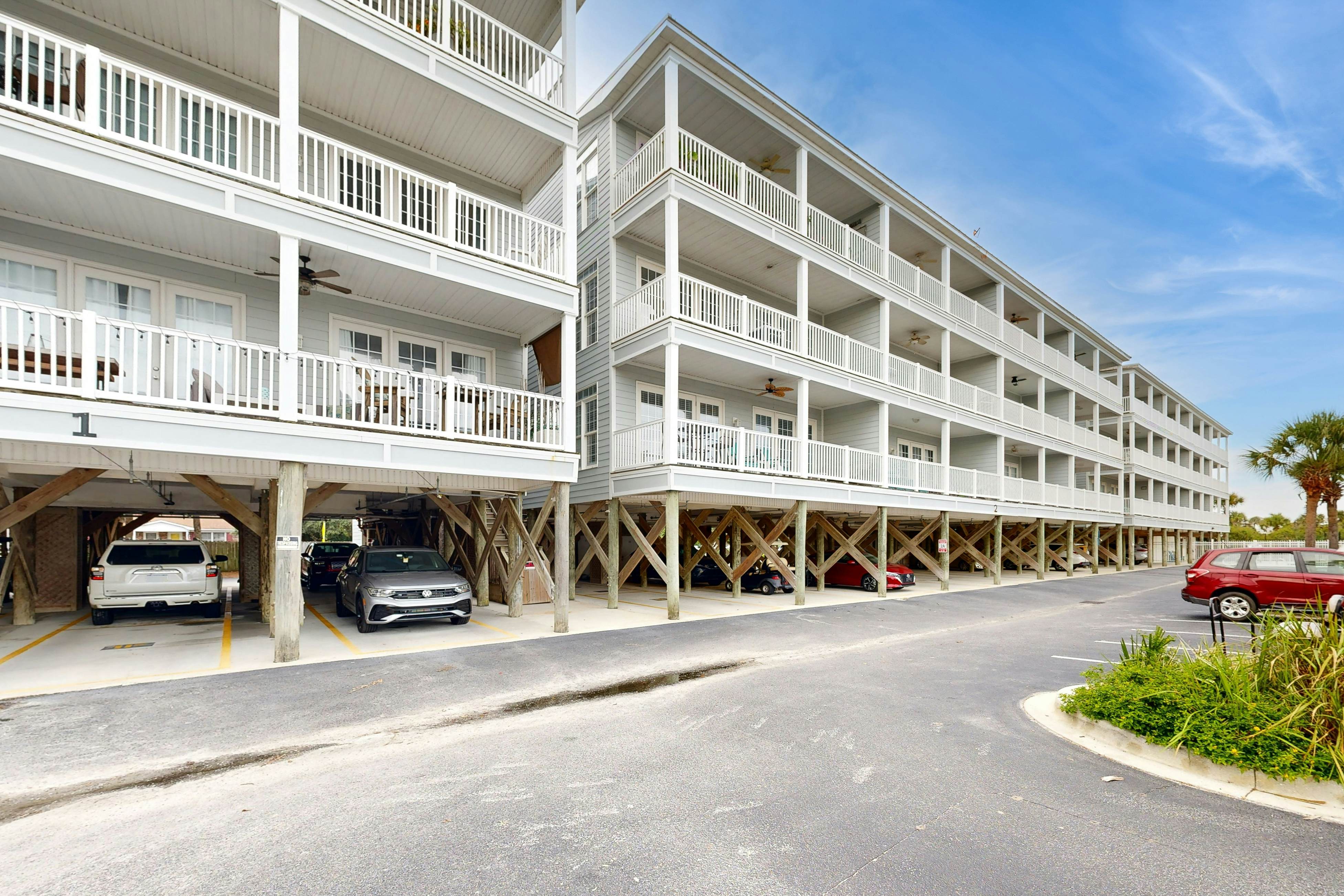 Second-level abode w/ ocean views, private balcony, shared pool
