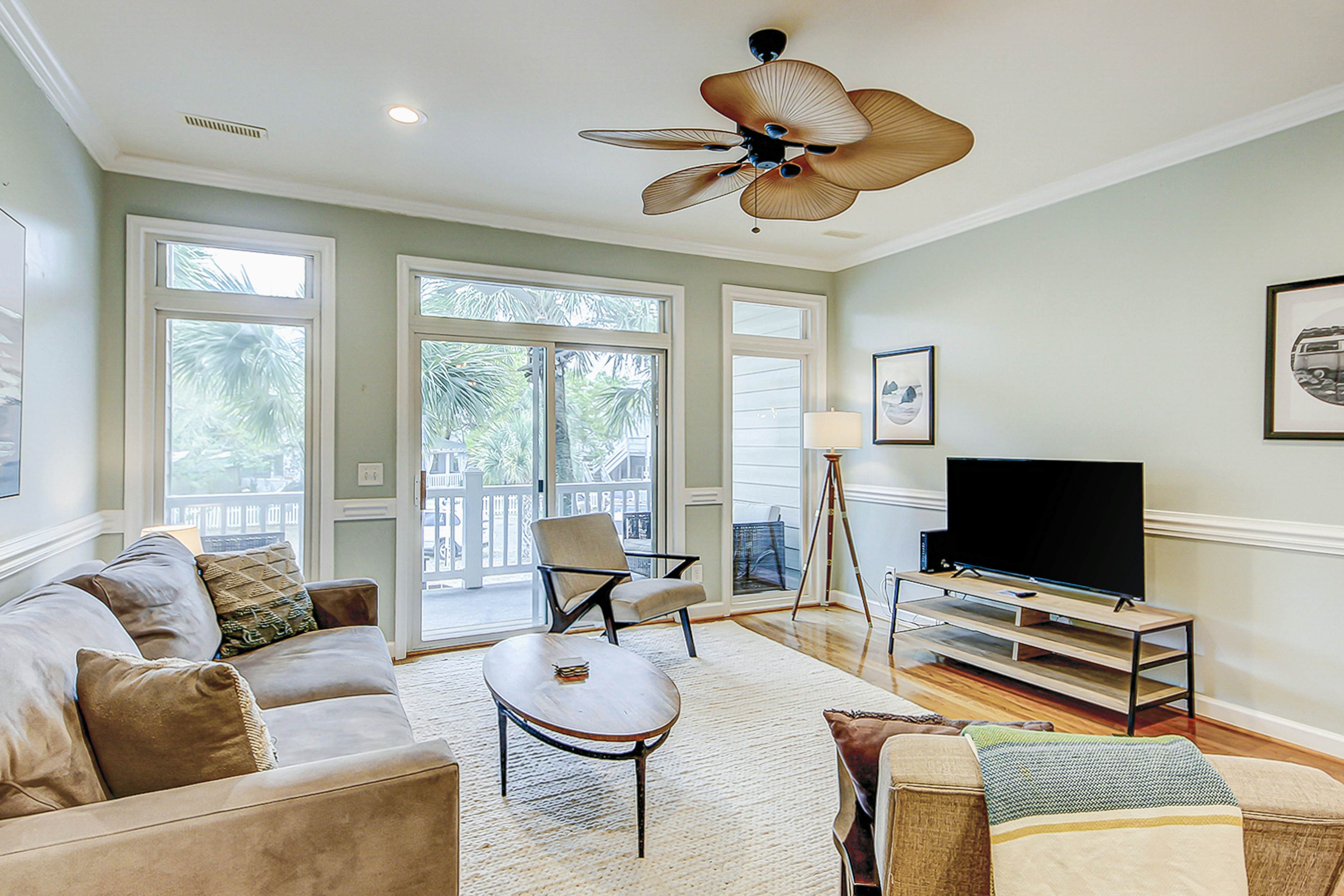 Beachy, three-story villa w/ deck & shared pool - walk downtown & to the beach