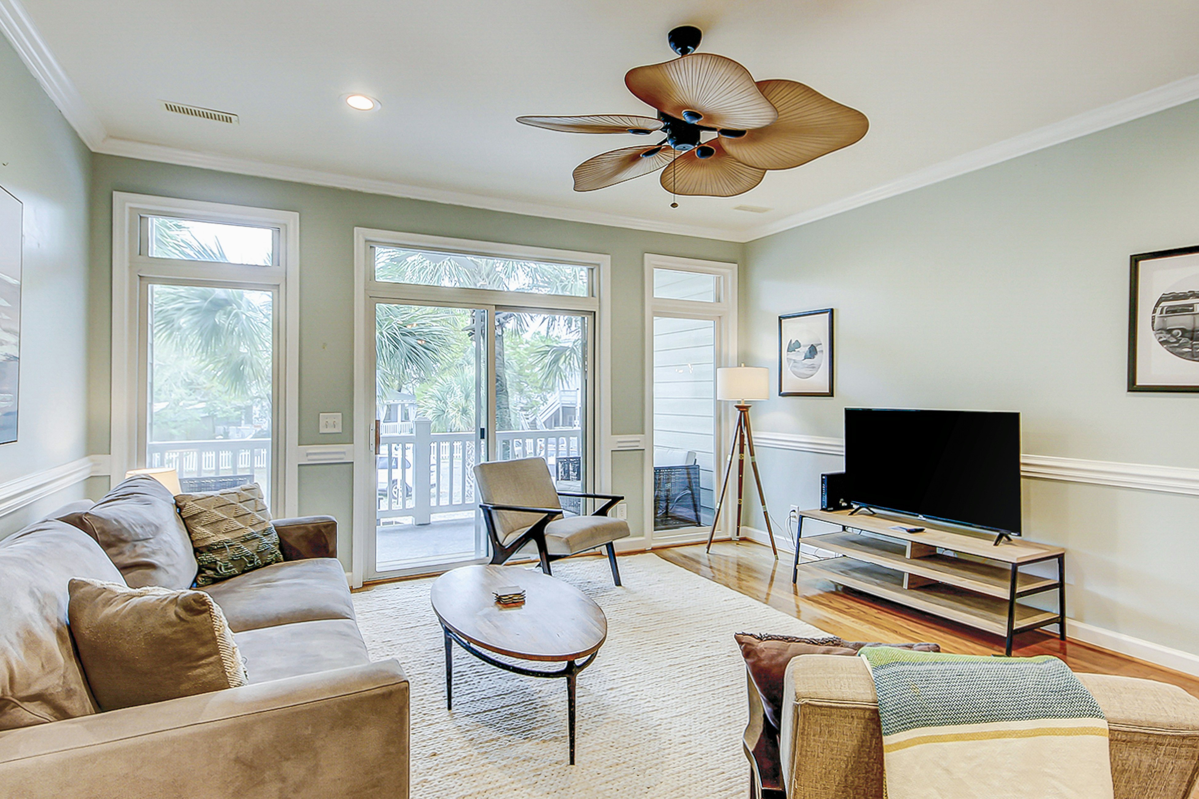 Beachy, three-story villa w/ deck & shared pool - walk downtown & to the beach