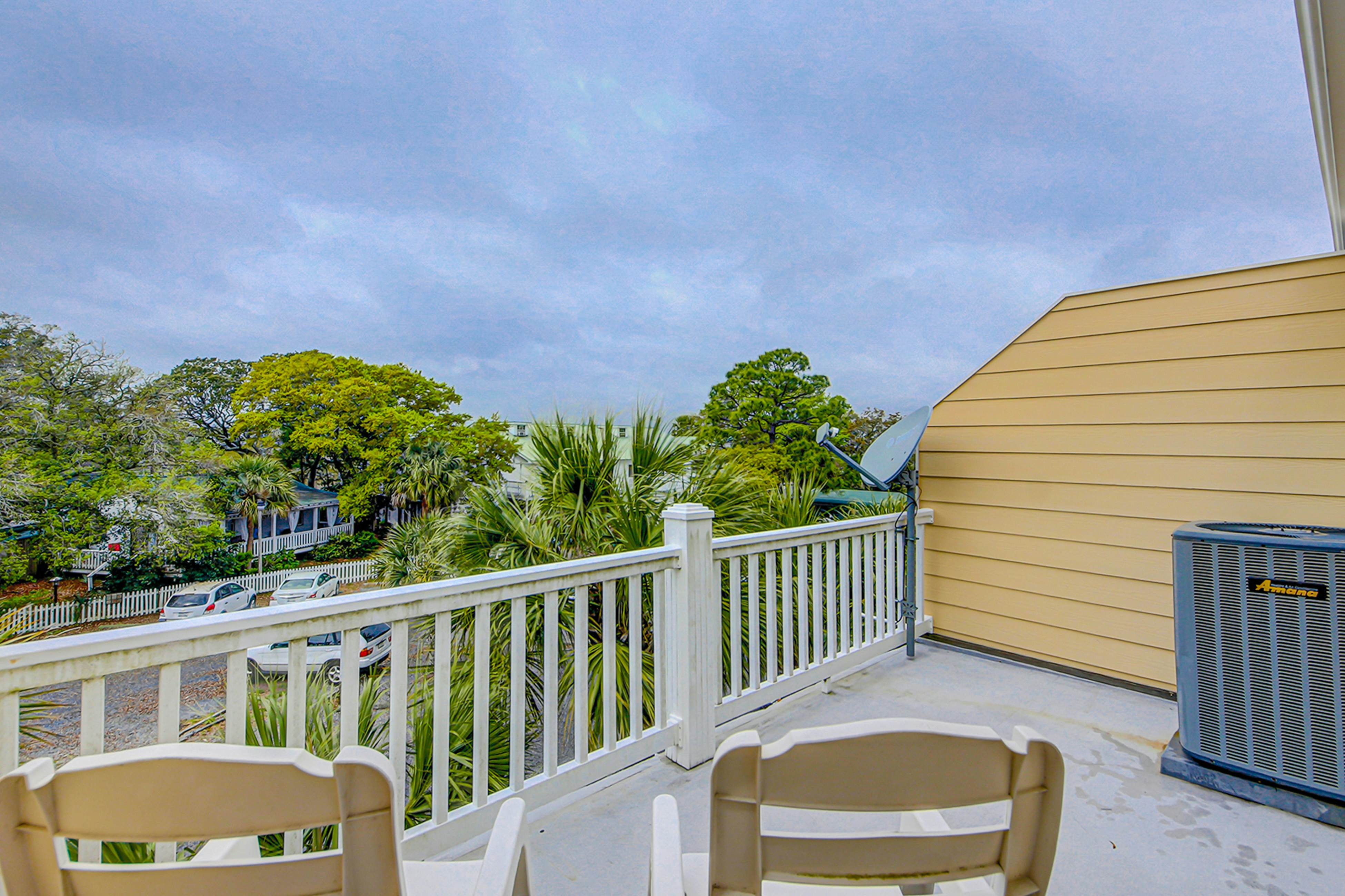 Beachy, three-story villa w/ deck & shared pool - walk downtown & to the beach