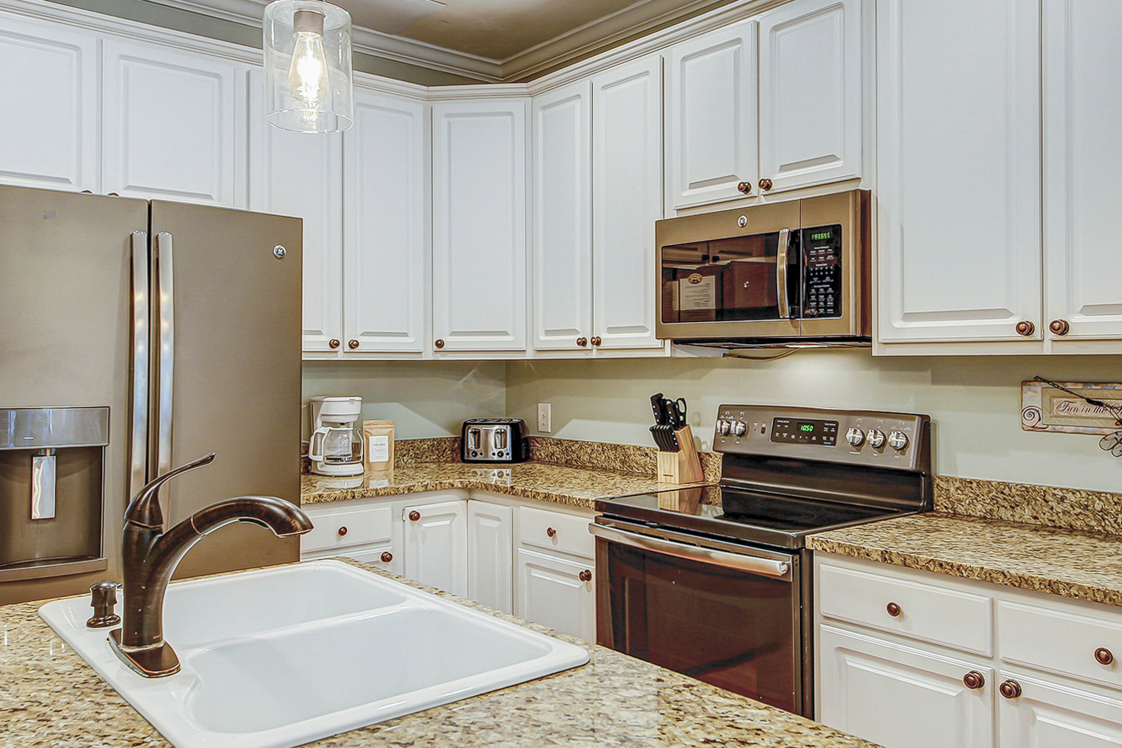 Beachy, three-story villa w/ deck & shared pool - walk downtown & to the beach