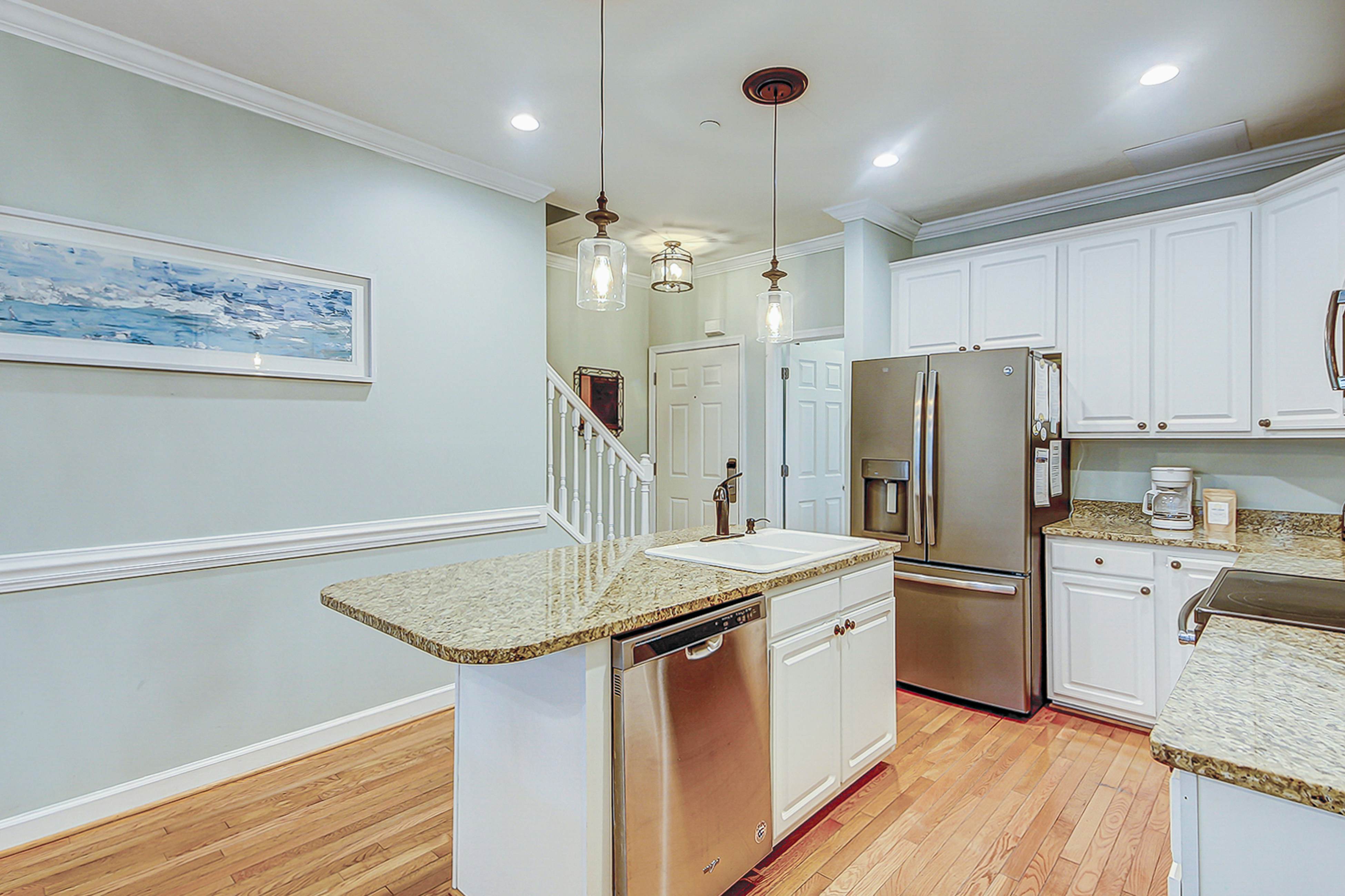 Beachy, three-story villa w/ deck & shared pool - walk downtown & to the beach