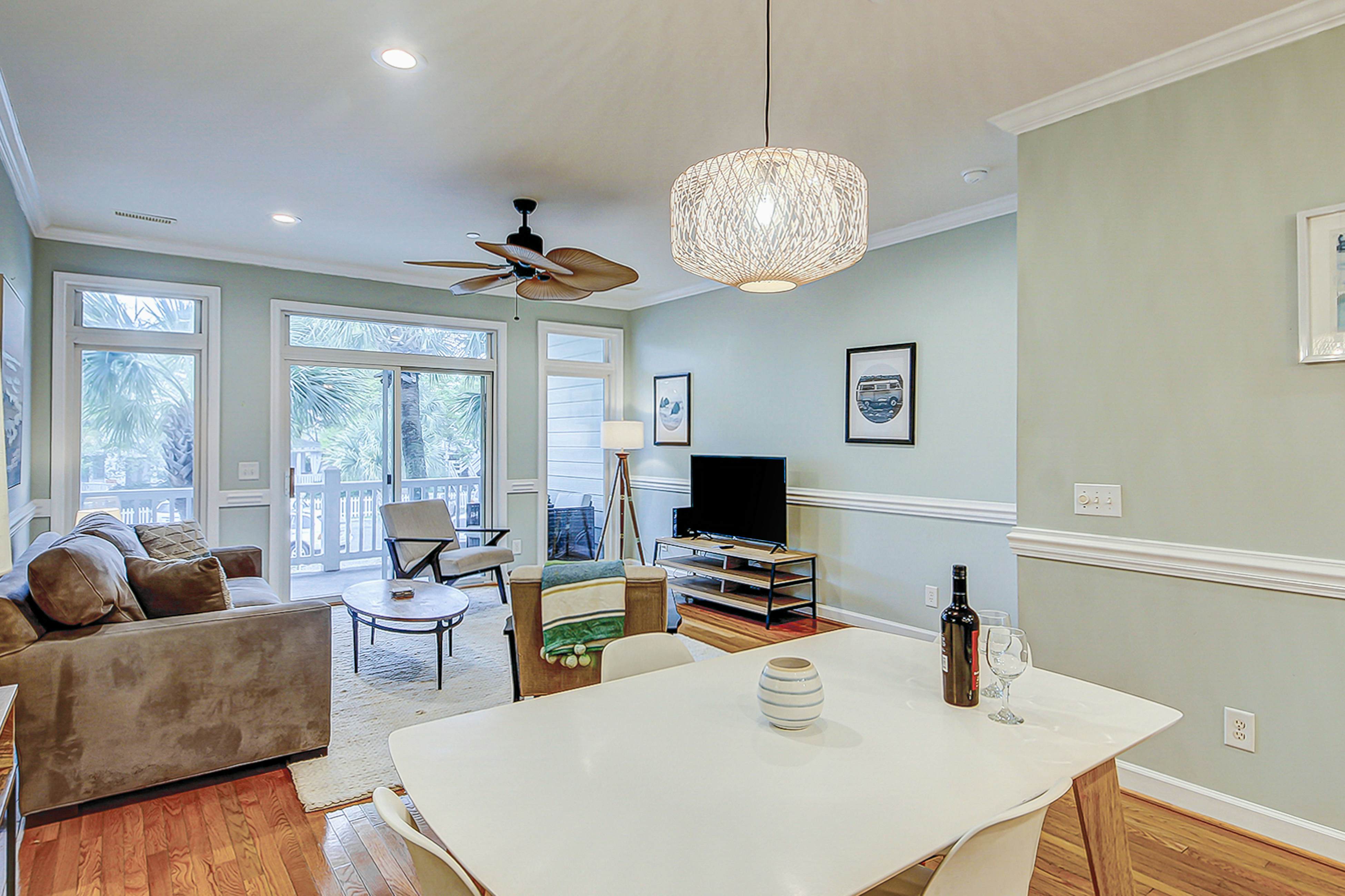 Beachy, three-story villa w/ deck & shared pool - walk downtown & to the beach