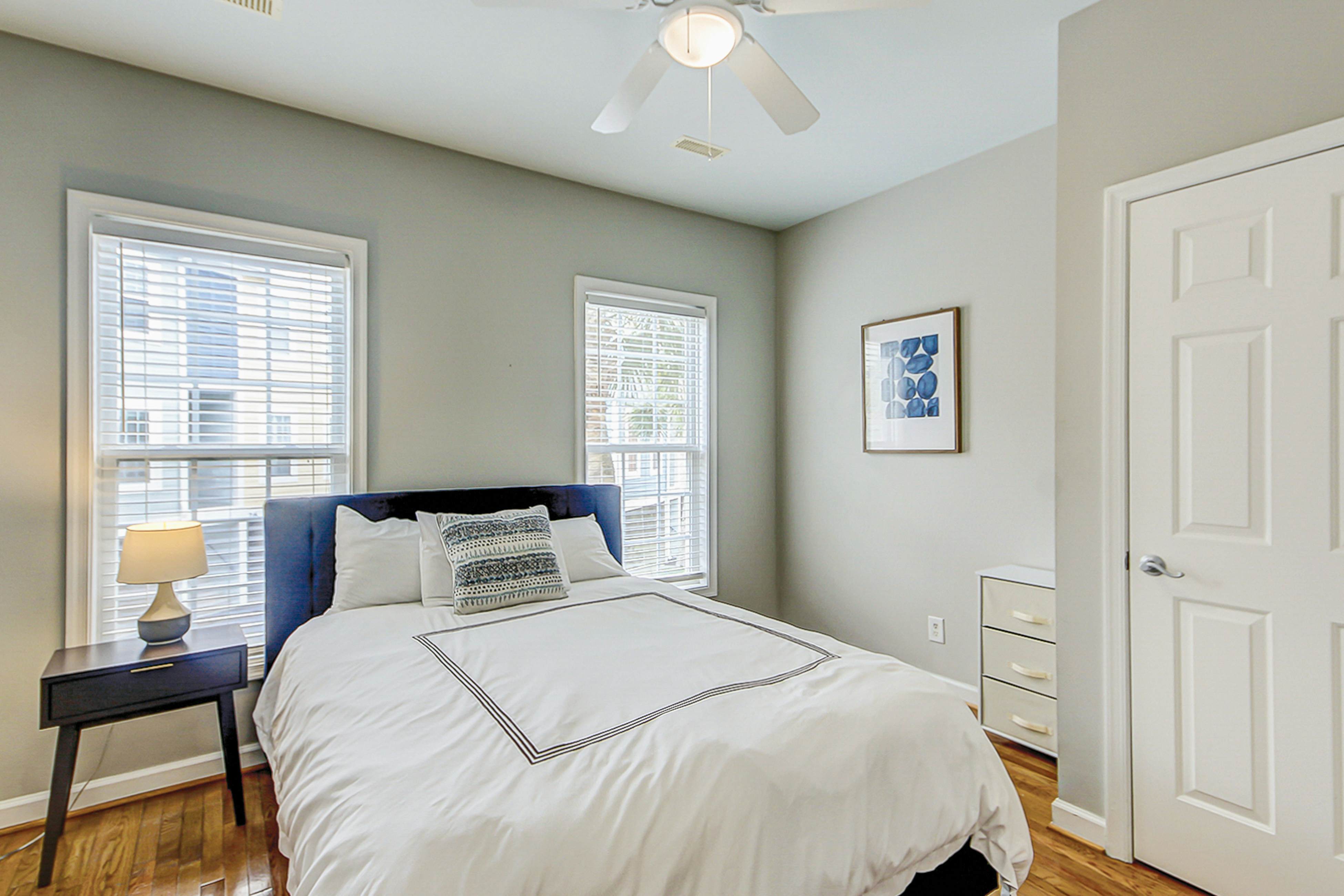 Beachy, three-story villa w/ deck & shared pool - walk downtown & to the beach