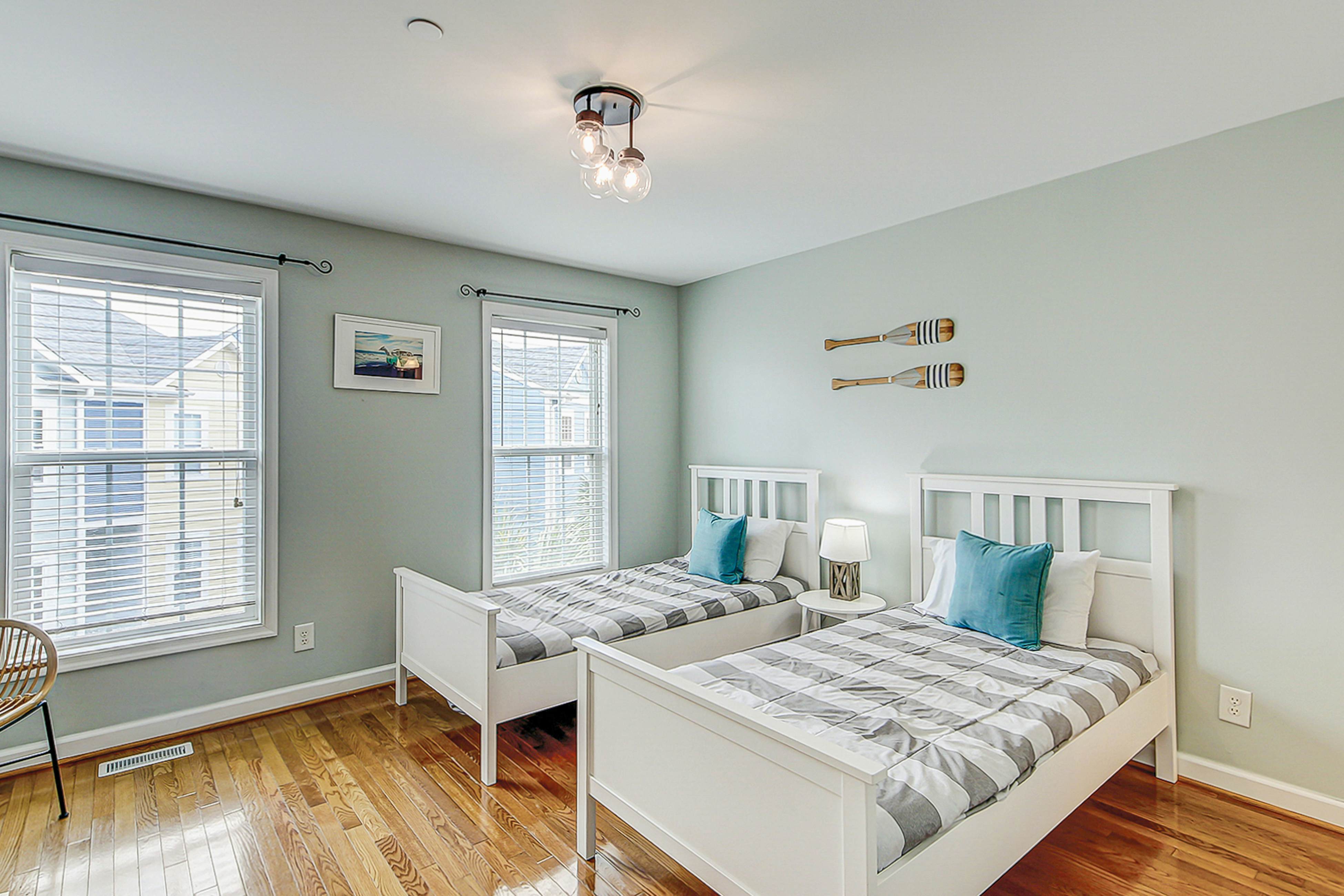 Beachy, three-story villa w/ deck & shared pool - walk downtown & to the beach