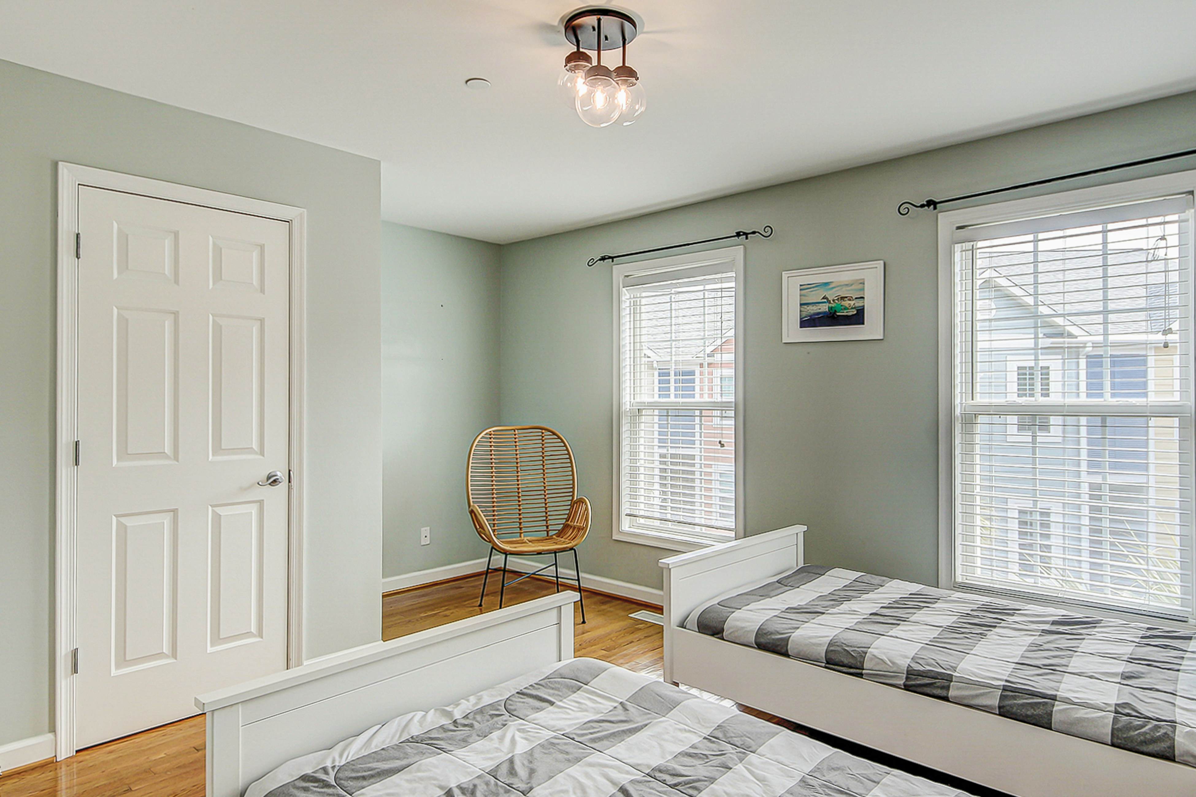 Beachy, three-story villa w/ deck & shared pool - walk downtown & to the beach