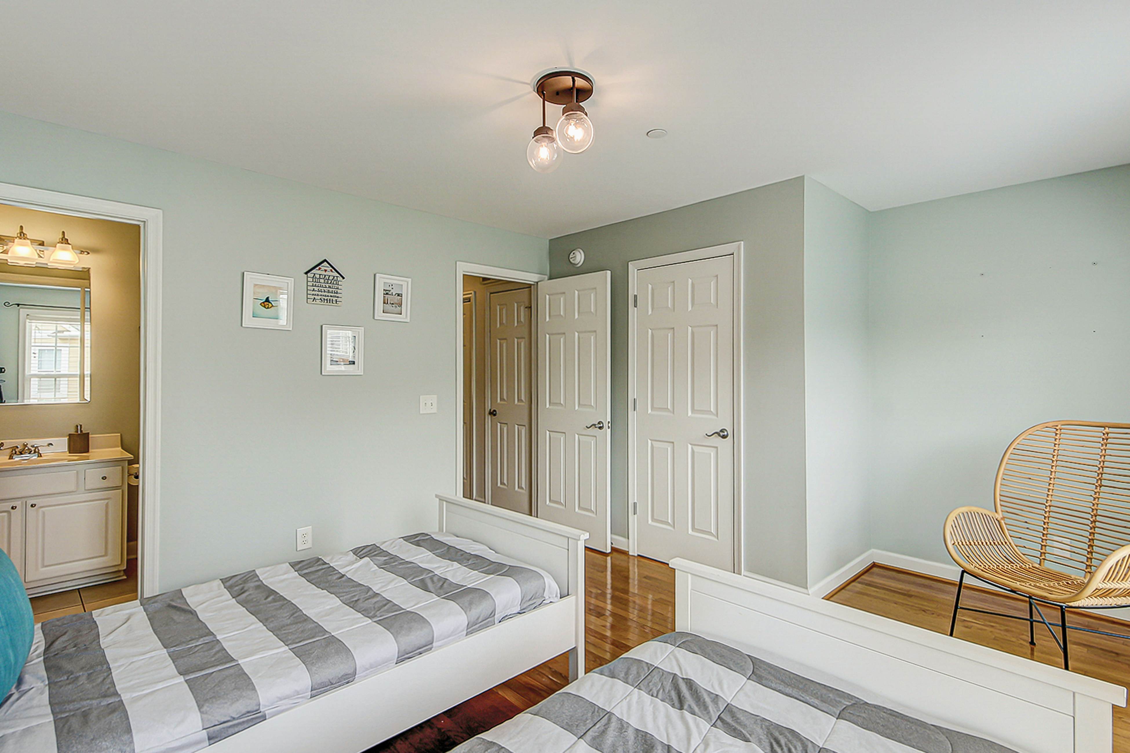 Beachy, three-story villa w/ deck & shared pool - walk downtown & to the beach