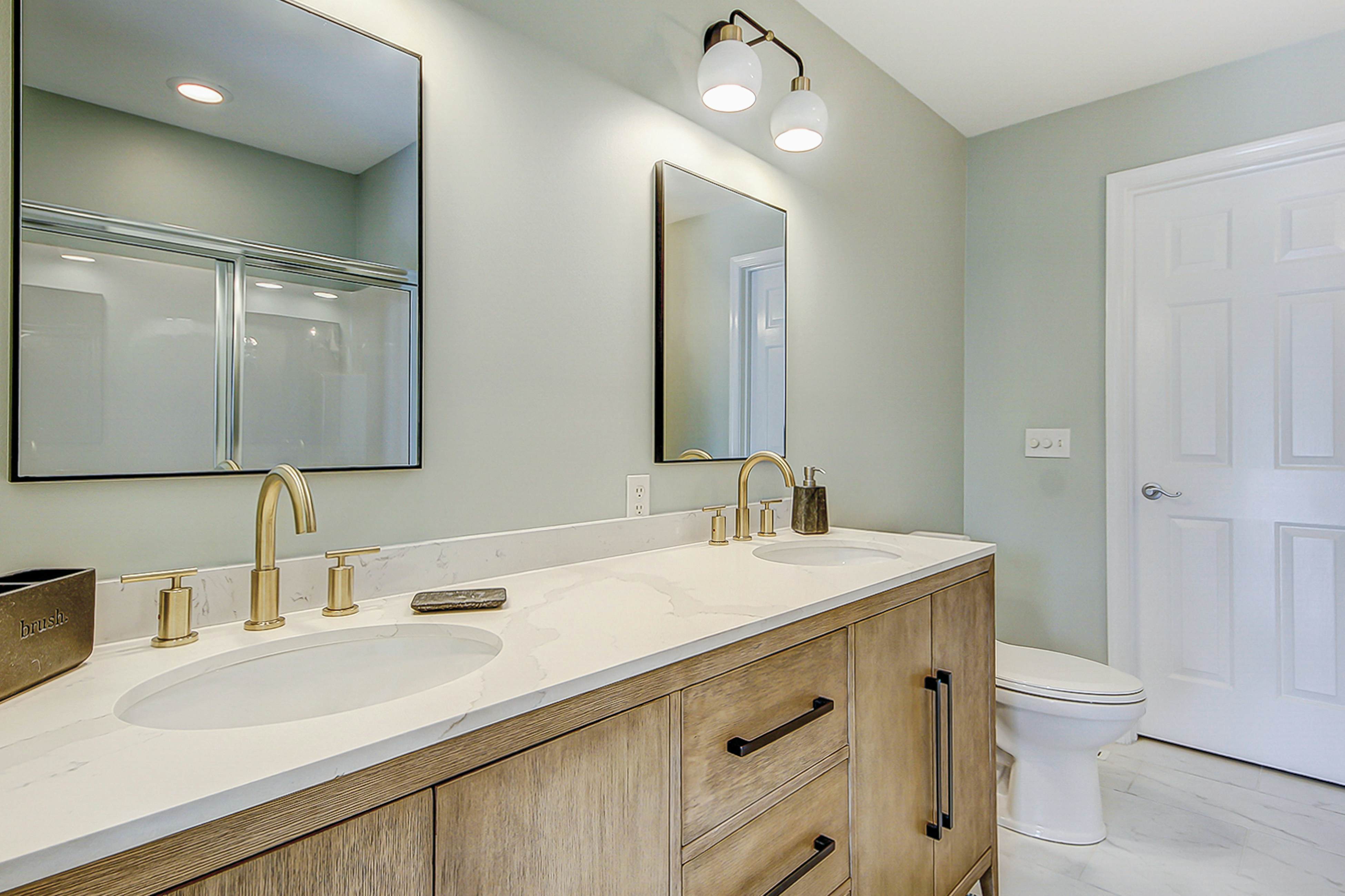 Beachy, three-story villa w/ deck & shared pool - walk downtown & to the beach