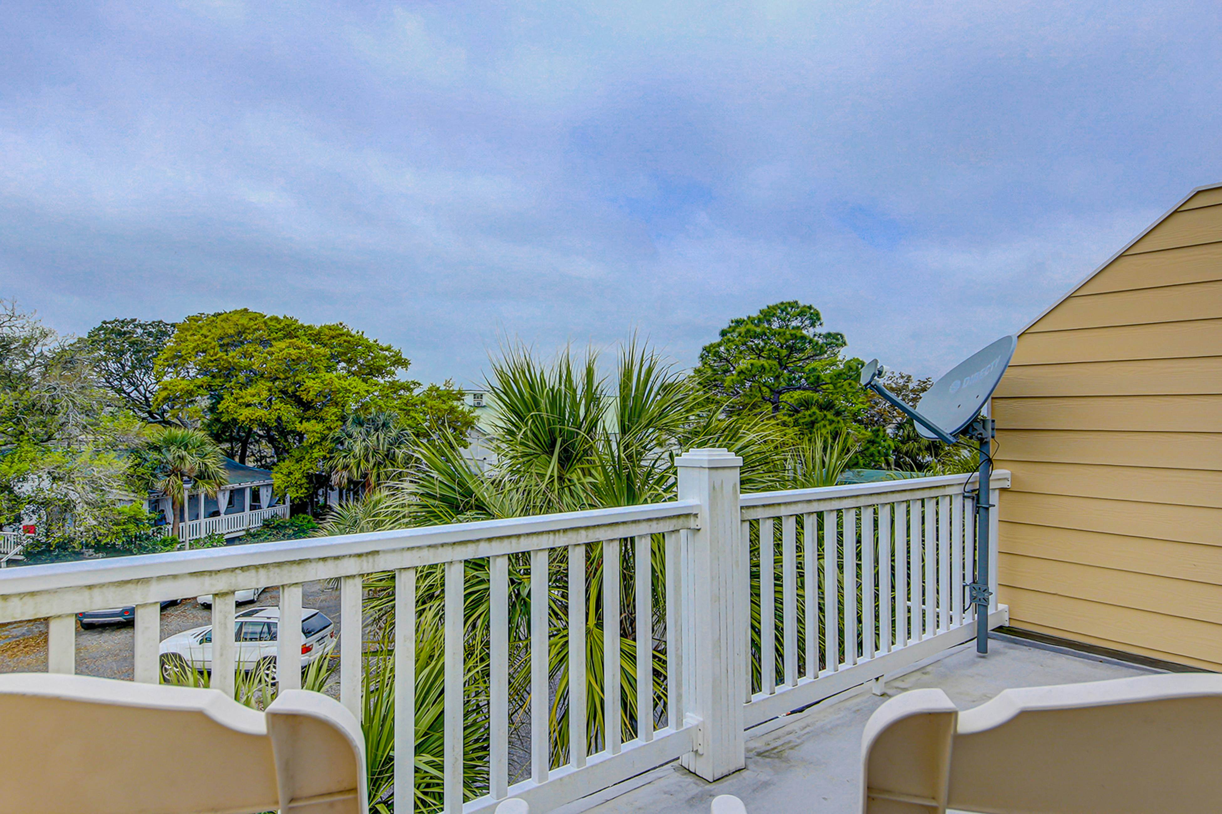 Beachy, three-story villa w/ deck & shared pool - walk downtown & to the beach