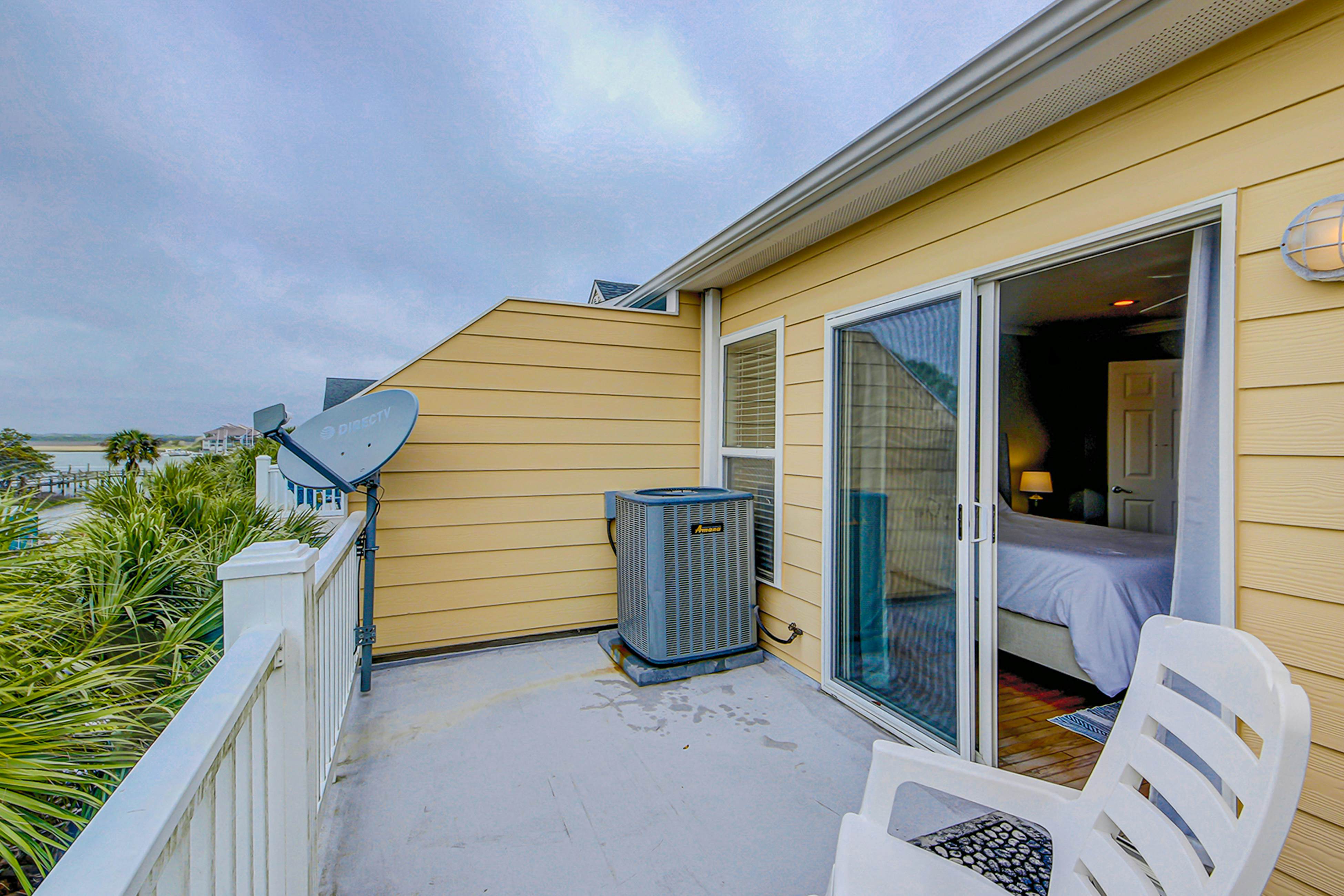 Beachy, three-story villa w/ deck & shared pool - walk downtown & to the beach