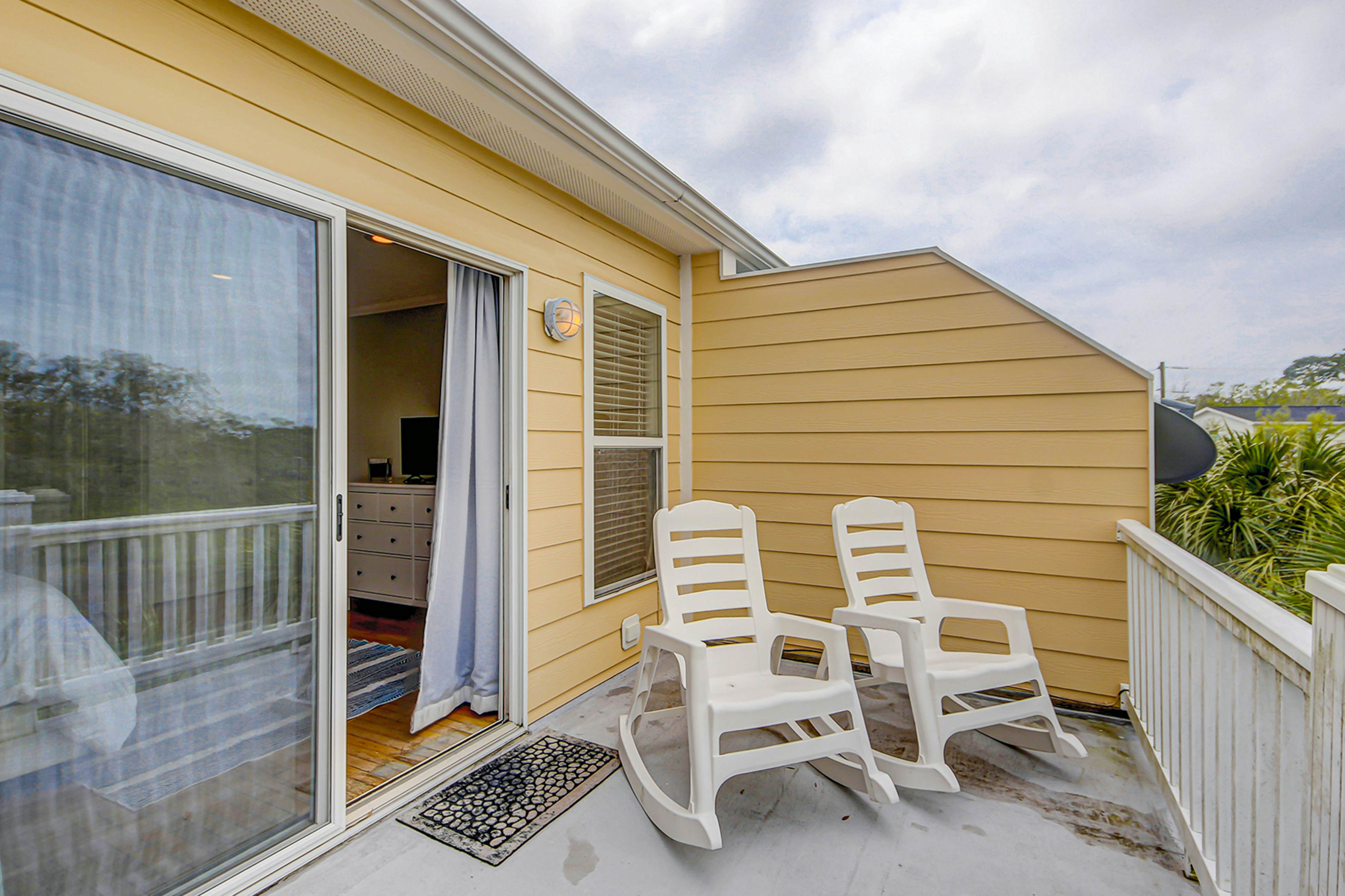 Beachy, three-story villa w/ deck & shared pool - walk downtown & to the beach