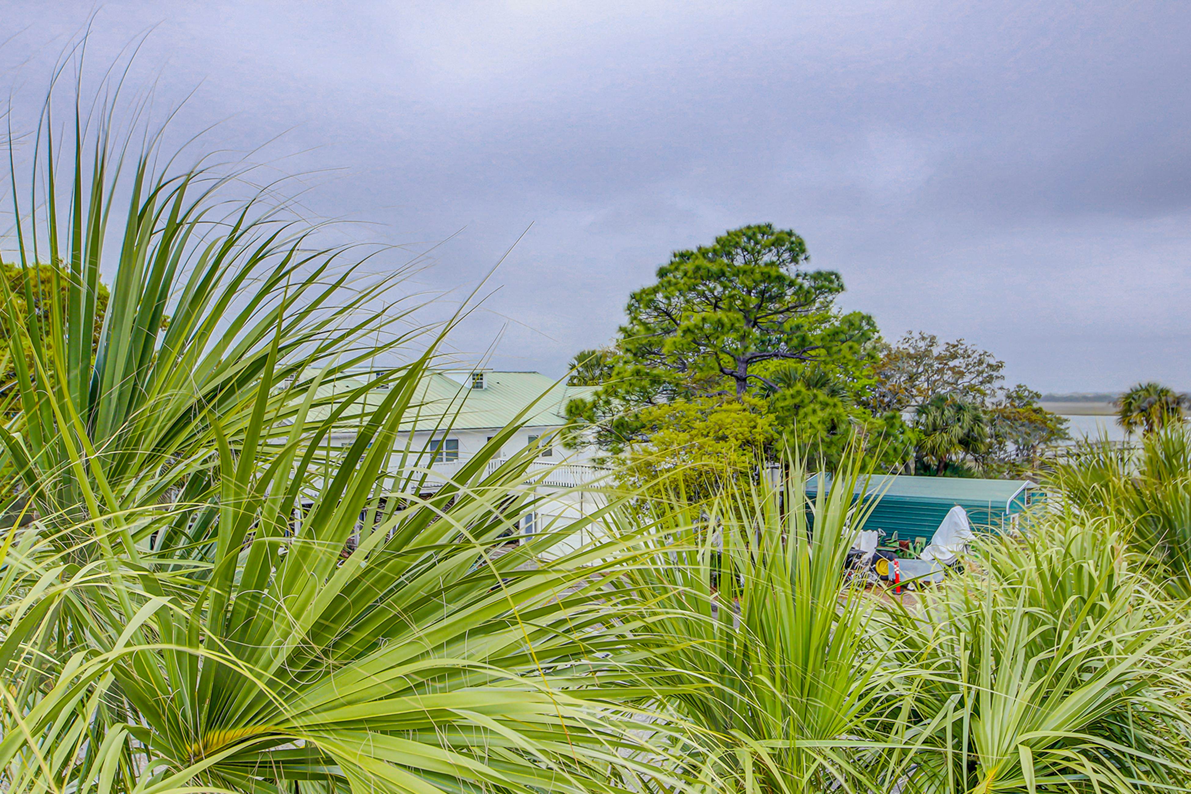 Beachy, three-story villa w/ deck & shared pool - walk downtown & to the beach
