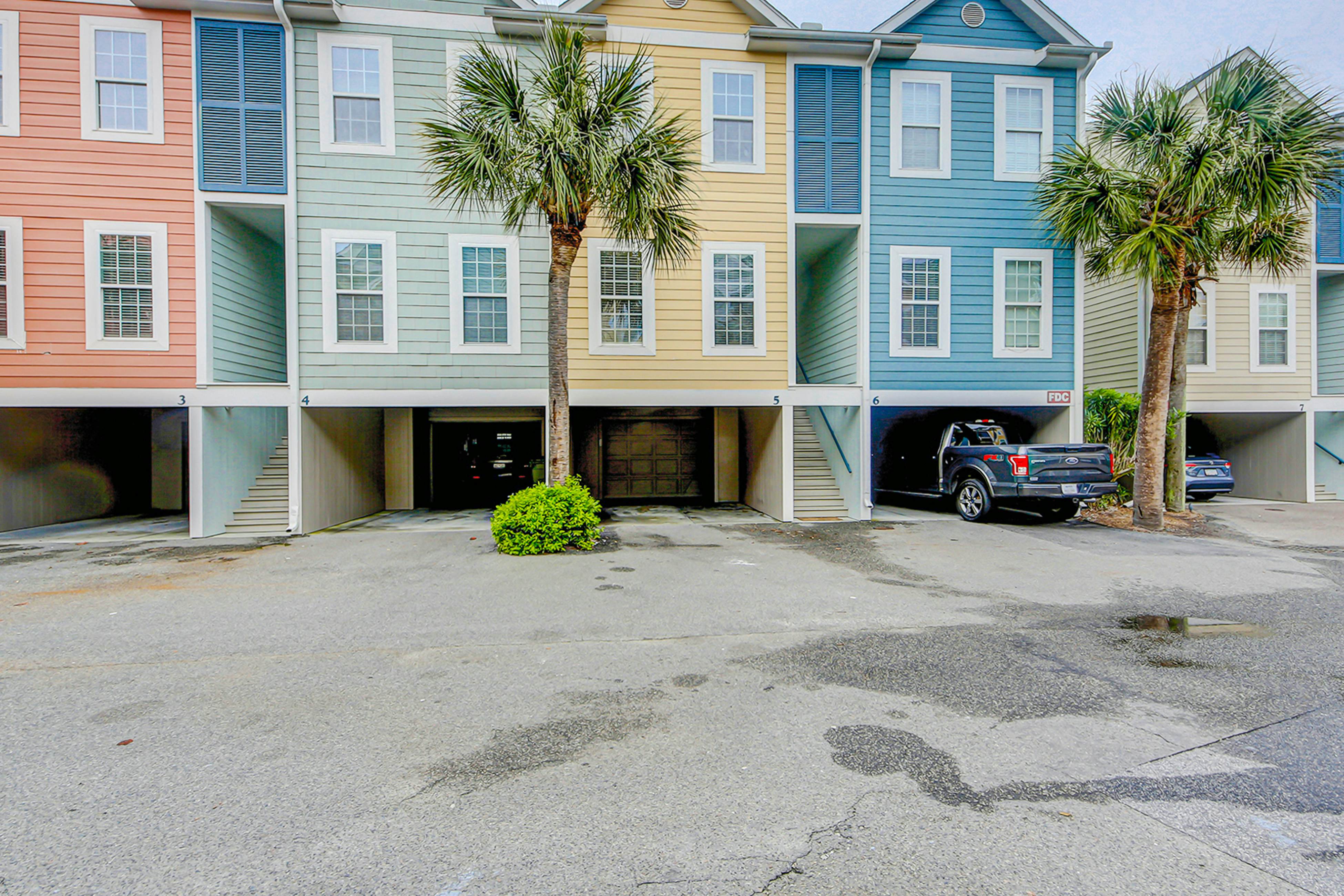 Beachy, three-story villa w/ deck & shared pool - walk downtown & to the beach