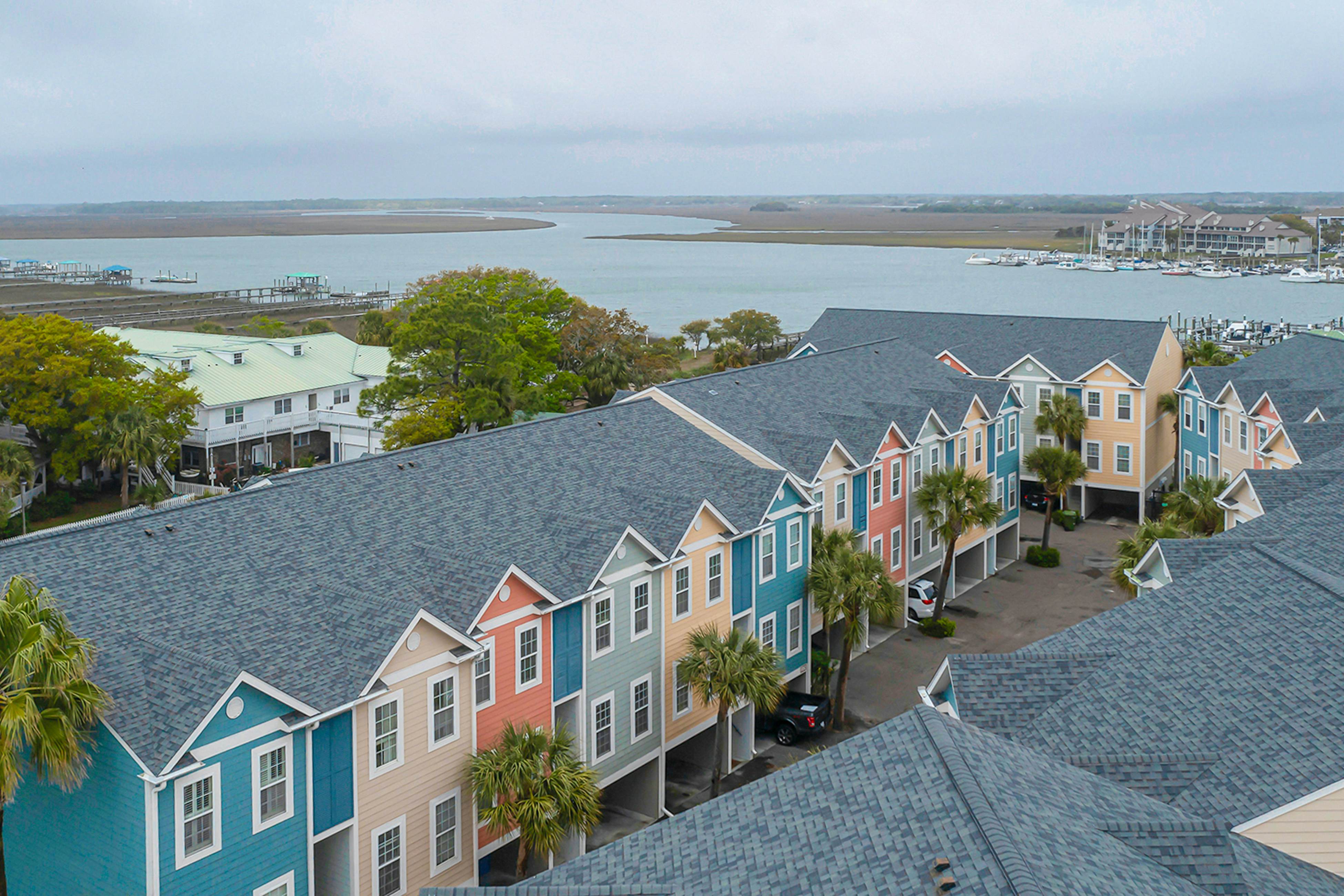 Beachy, three-story villa w/ deck & shared pool - walk downtown & to the beach