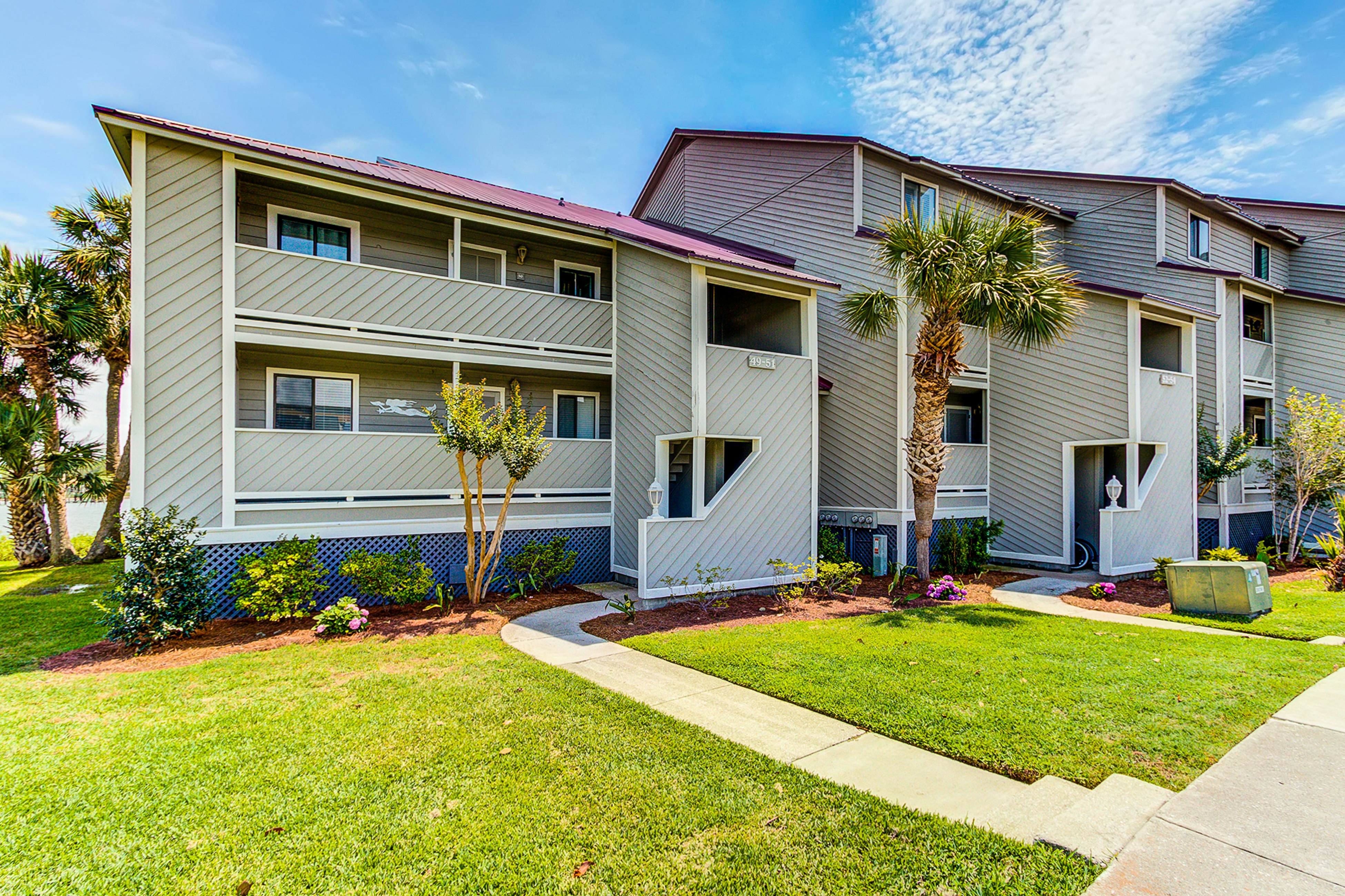 First-floor villa w/ magnificent river view & community pool/dock/tennis courts