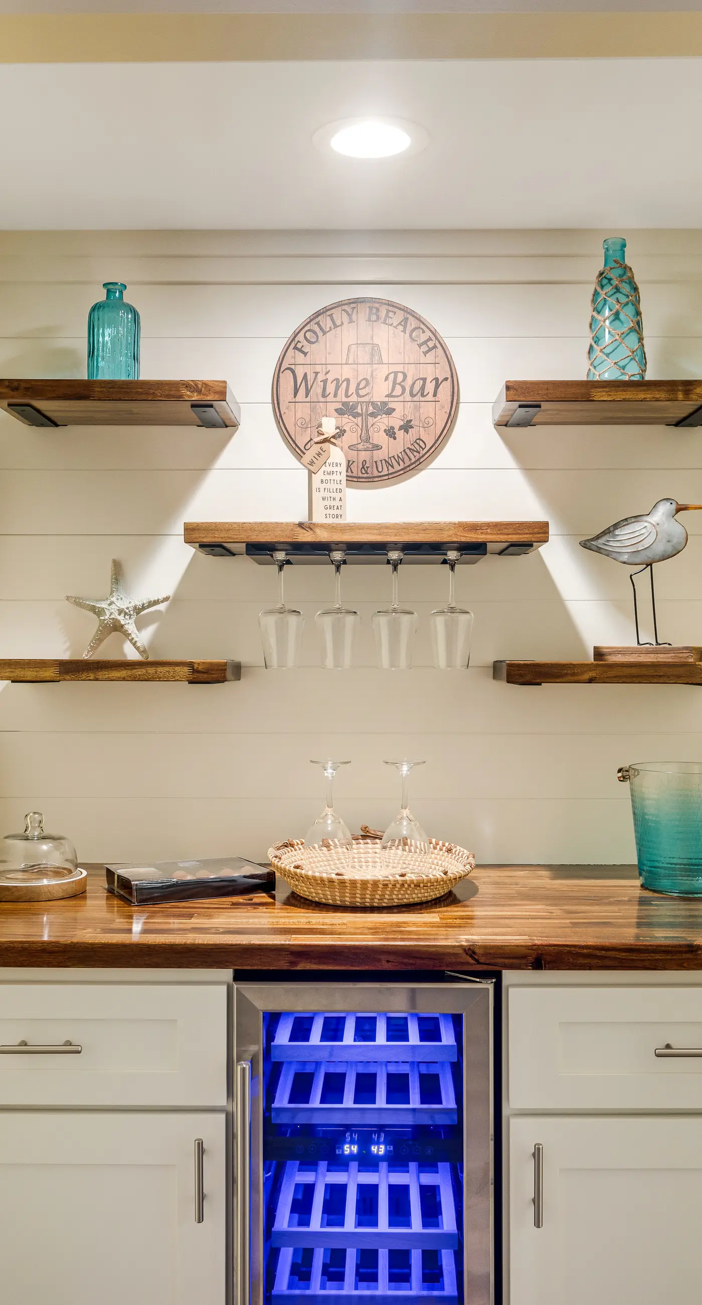 First-floor villa w/ magnificent river view & community pool/dock/tennis courts