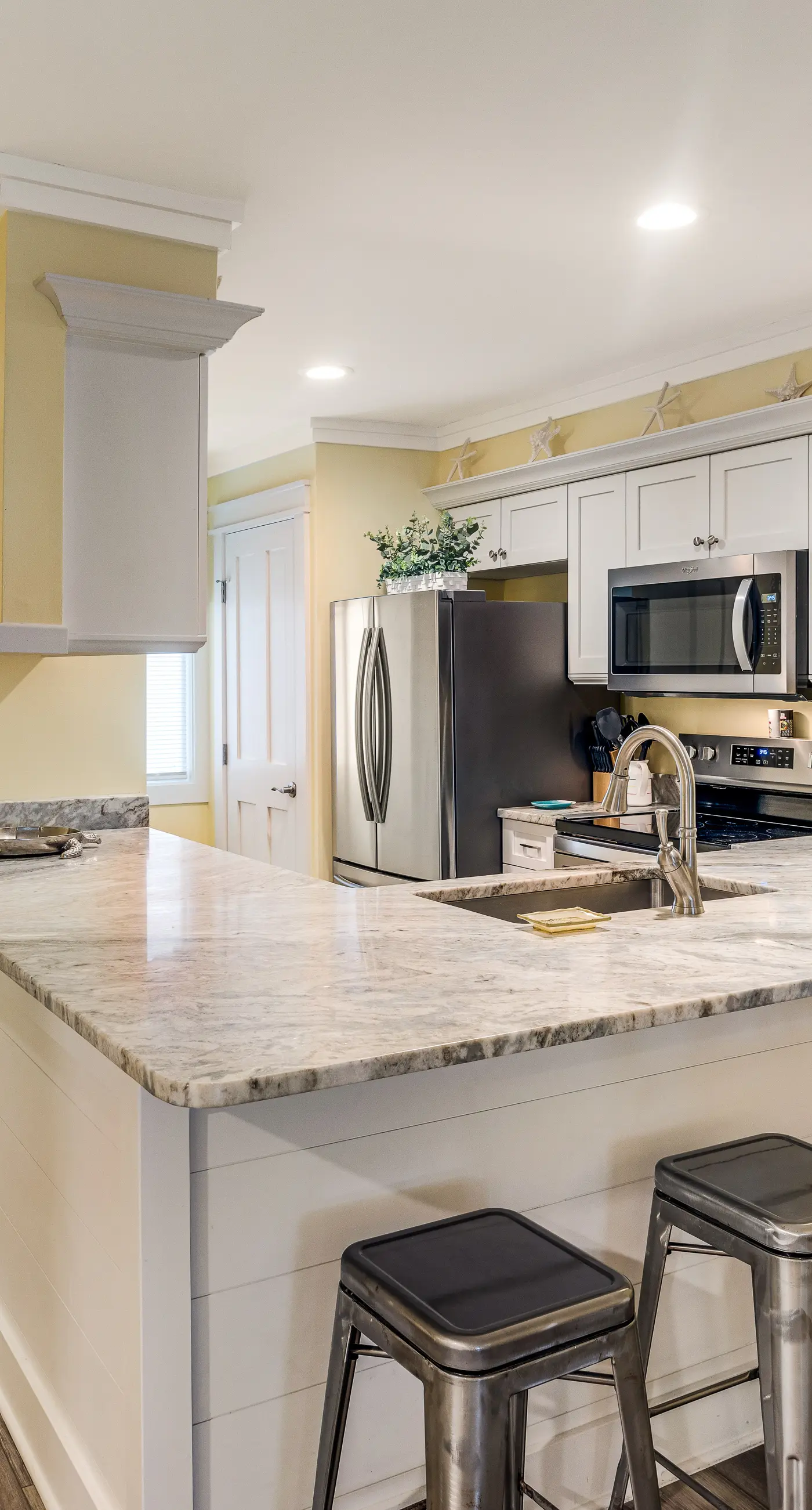 First-floor villa w/ magnificent river view & community pool/dock/tennis courts