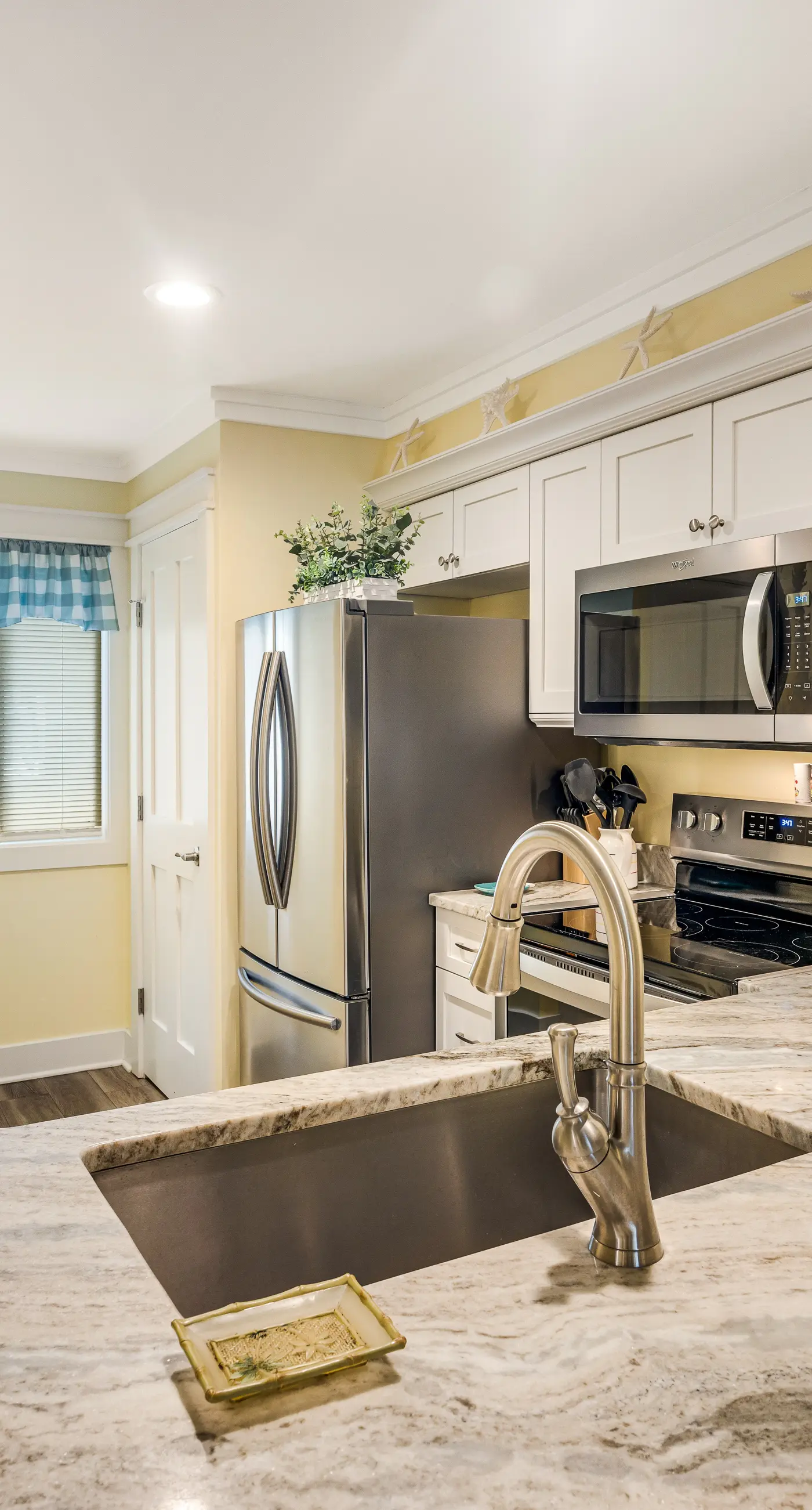 First-floor villa w/ magnificent river view & community pool/dock/tennis courts