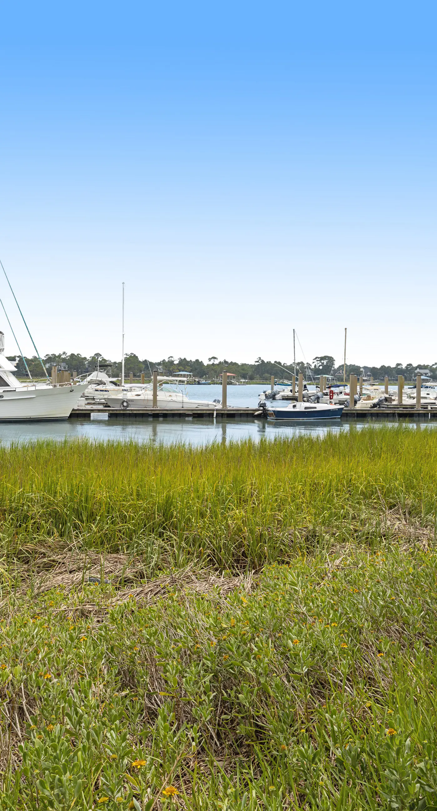 First-floor villa w/ magnificent river view & community pool/dock/tennis courts