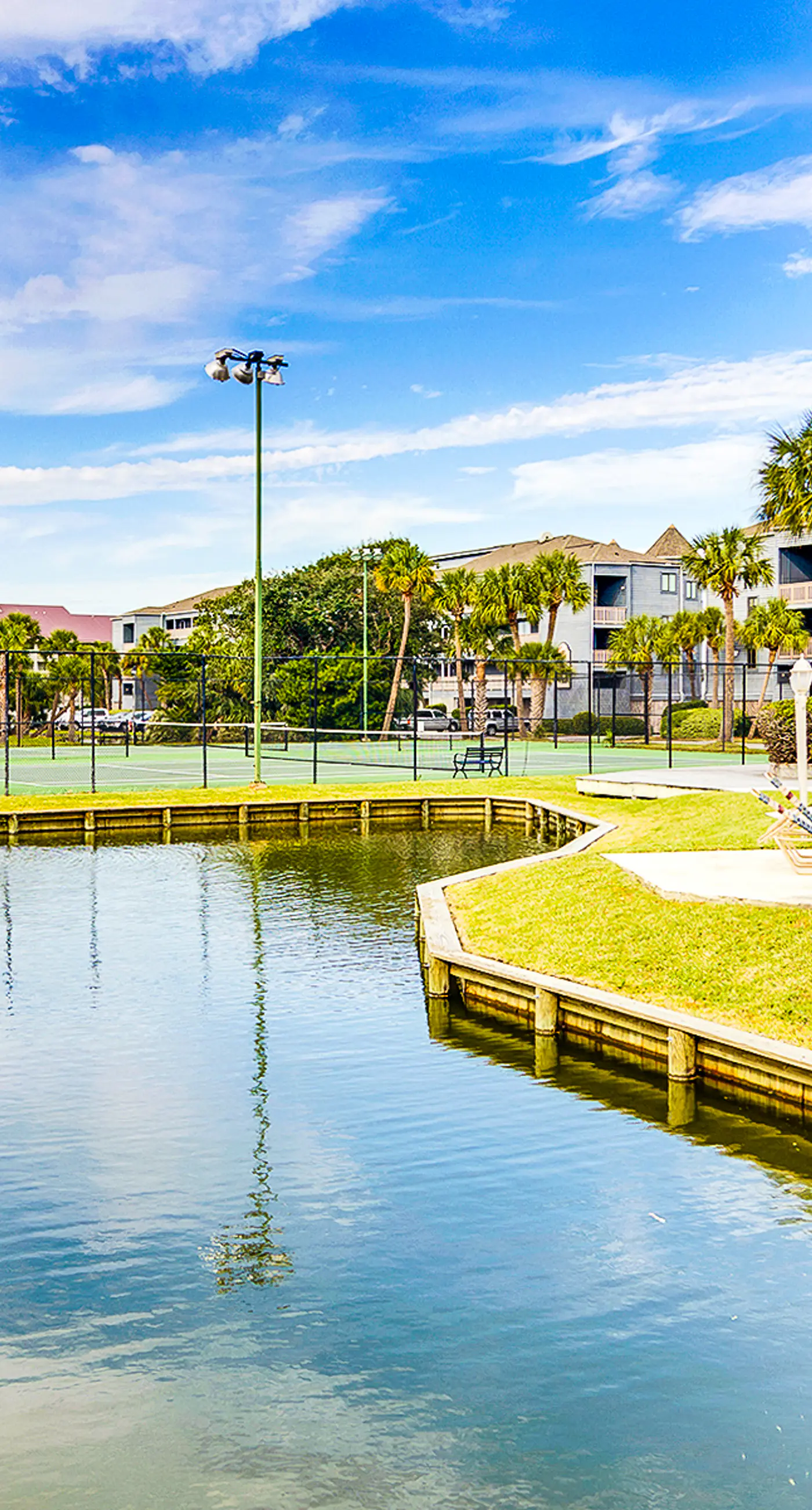 First-floor villa w/ magnificent river view & community pool/dock/tennis courts