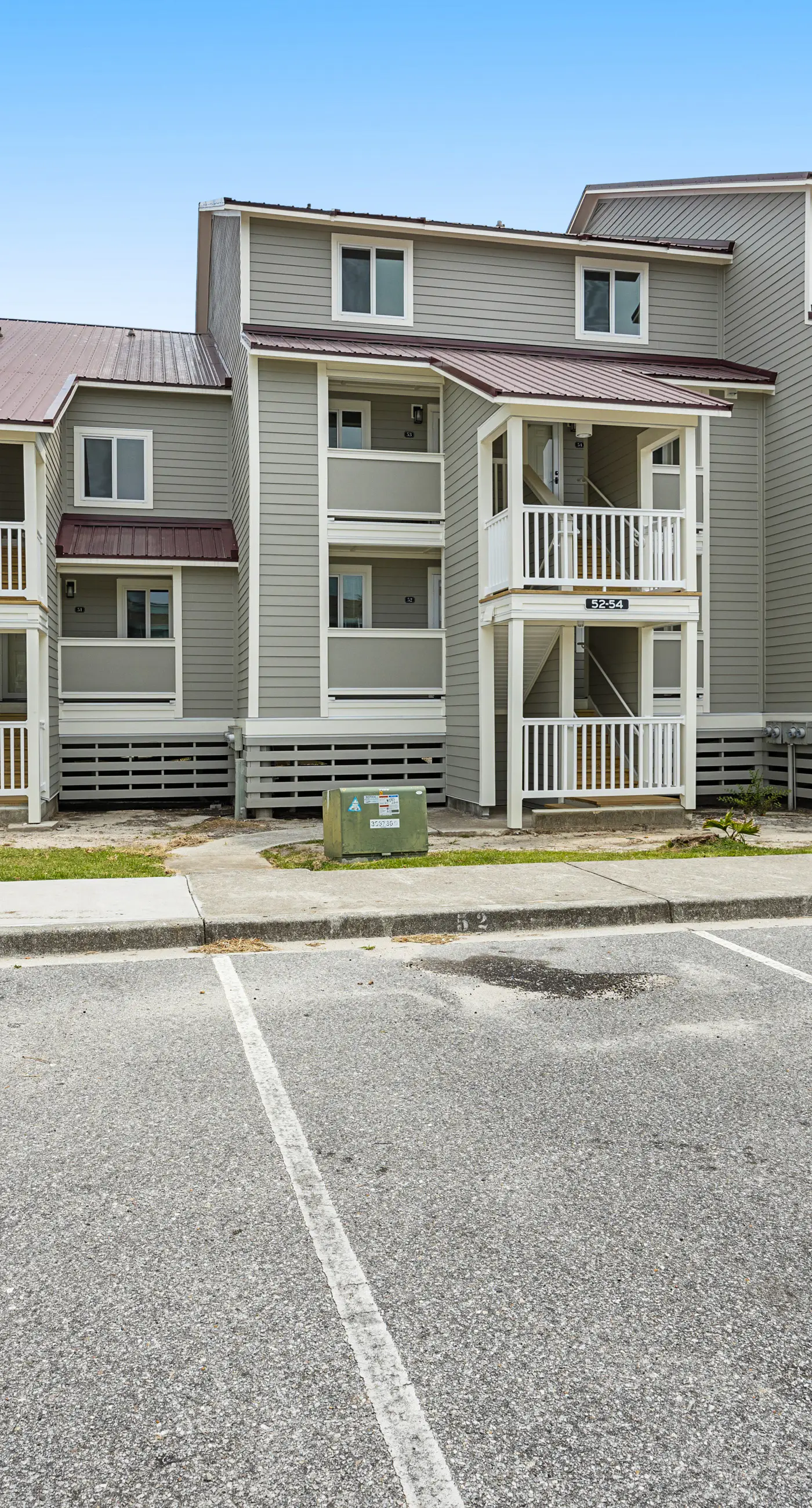 First-floor villa w/ magnificent river view & community pool/dock/tennis courts