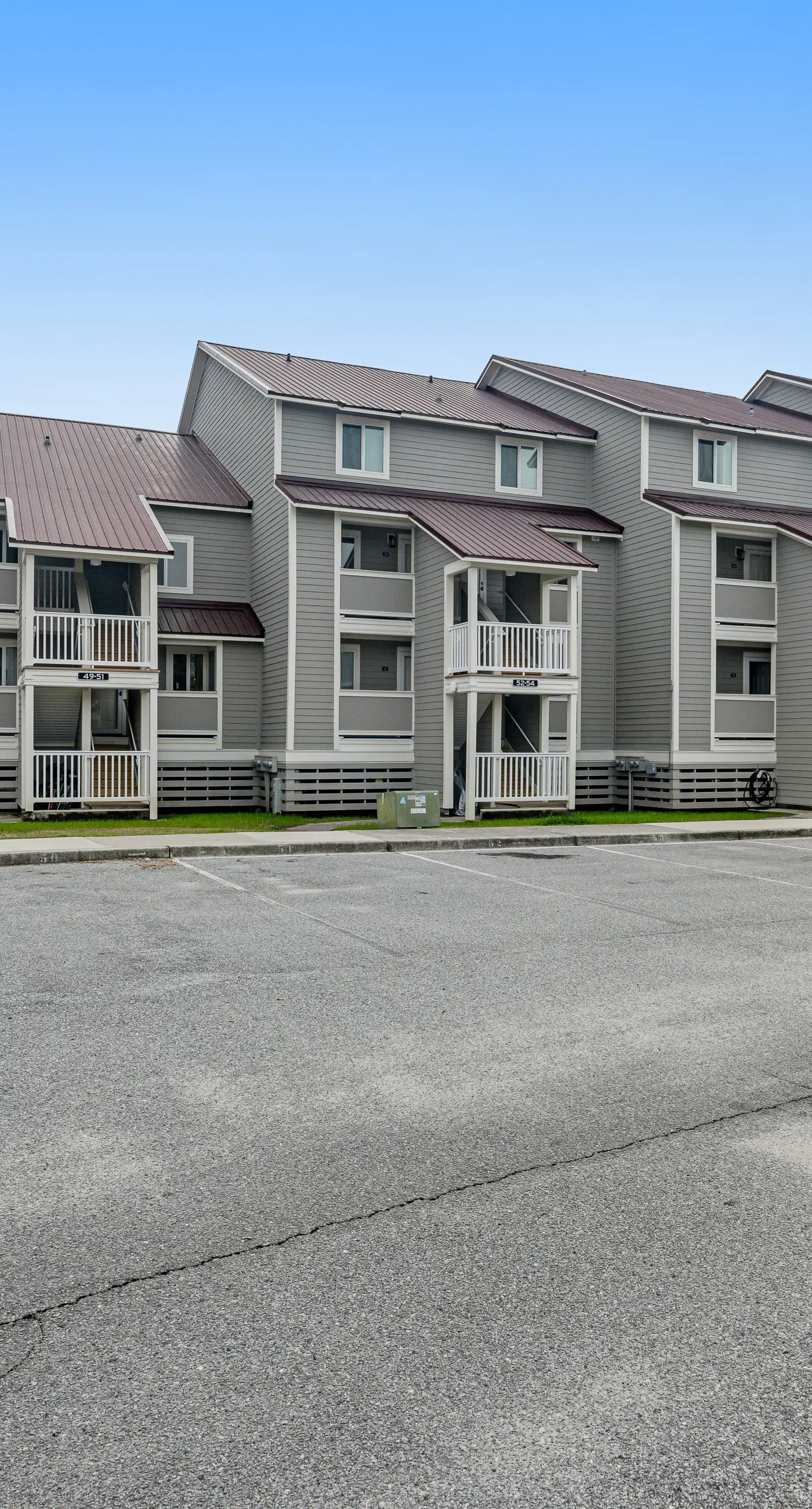 First-floor villa w/ magnificent river view & community pool/dock/tennis courts