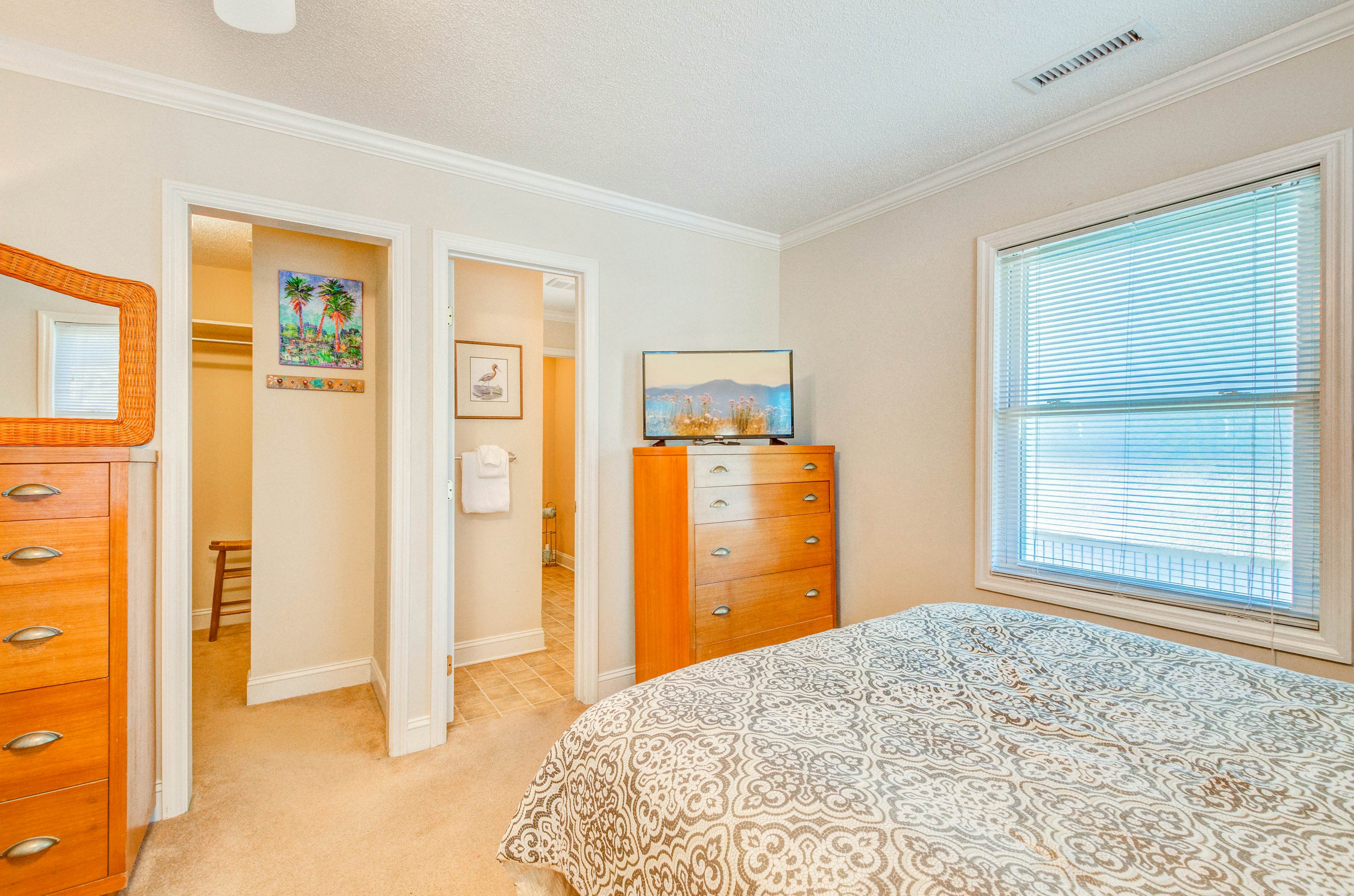 Spacious oceanfront home w/ free WiFi and large deck overlooking the beach