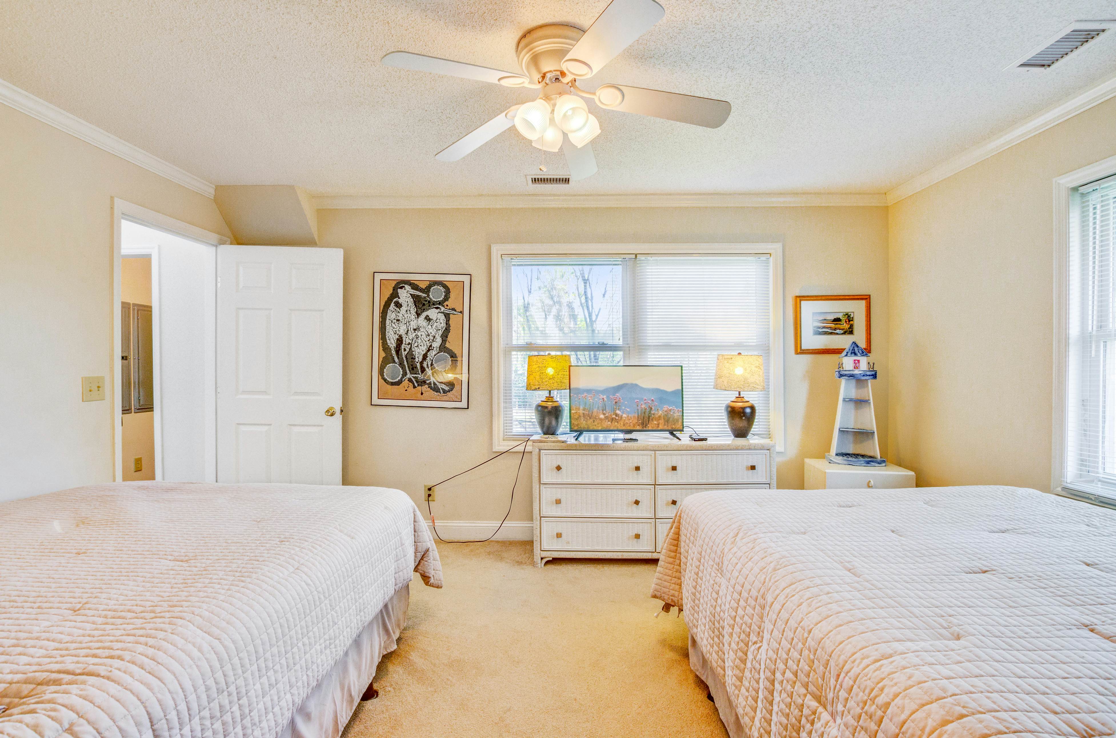 Spacious oceanfront home w/ free WiFi and large deck overlooking the beach