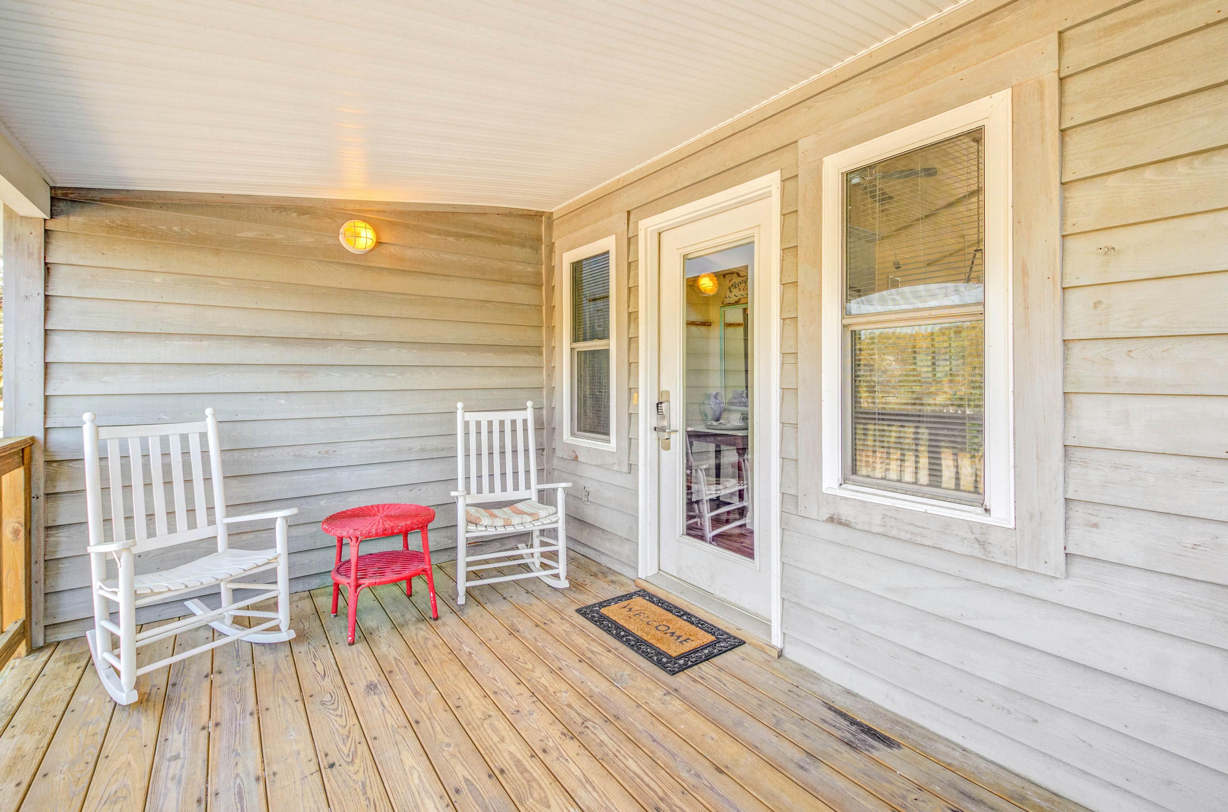 Spacious oceanfront home w/ free WiFi and large deck overlooking the beach