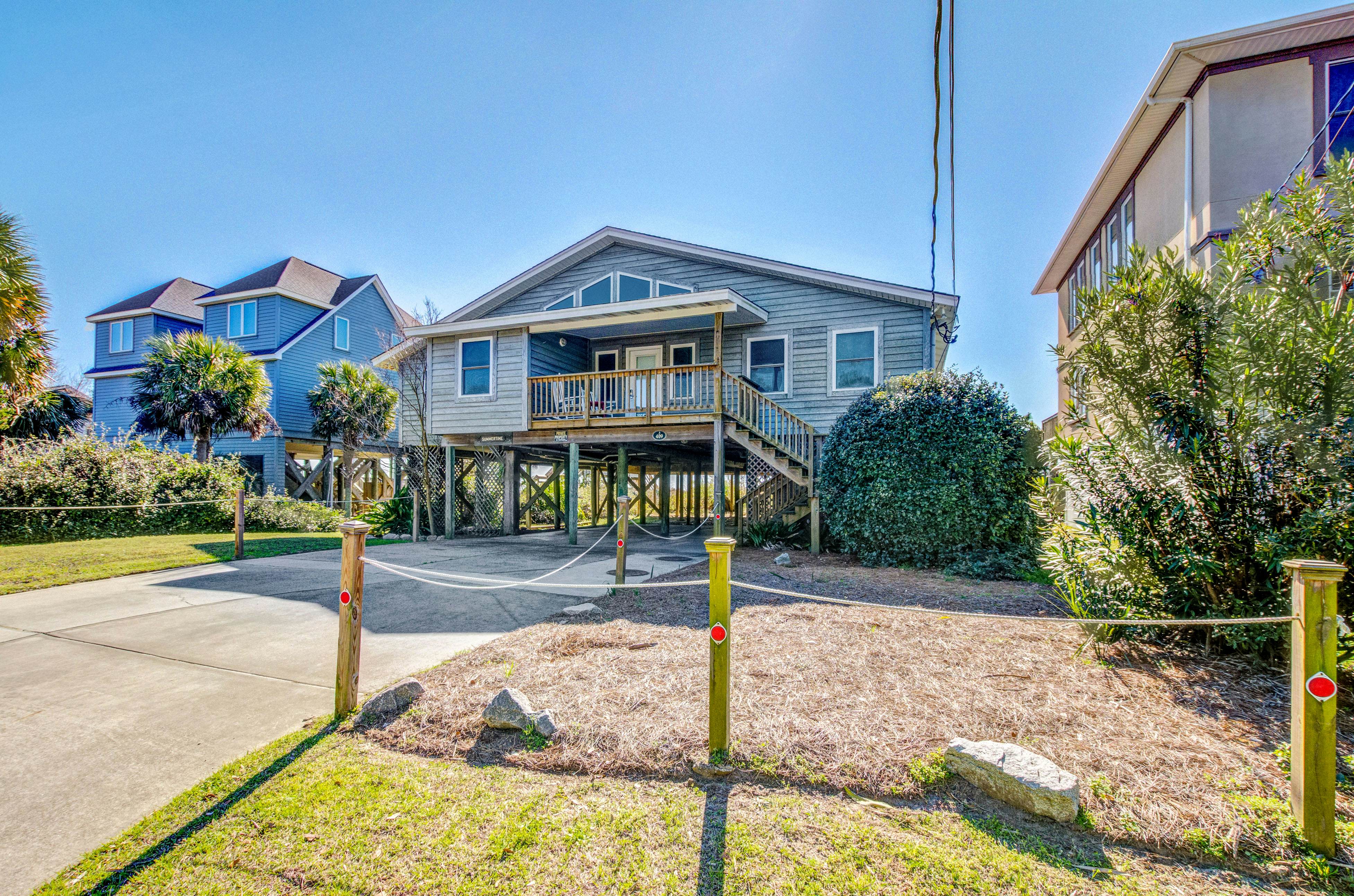 Spacious oceanfront home w/ free WiFi and large deck overlooking the beach