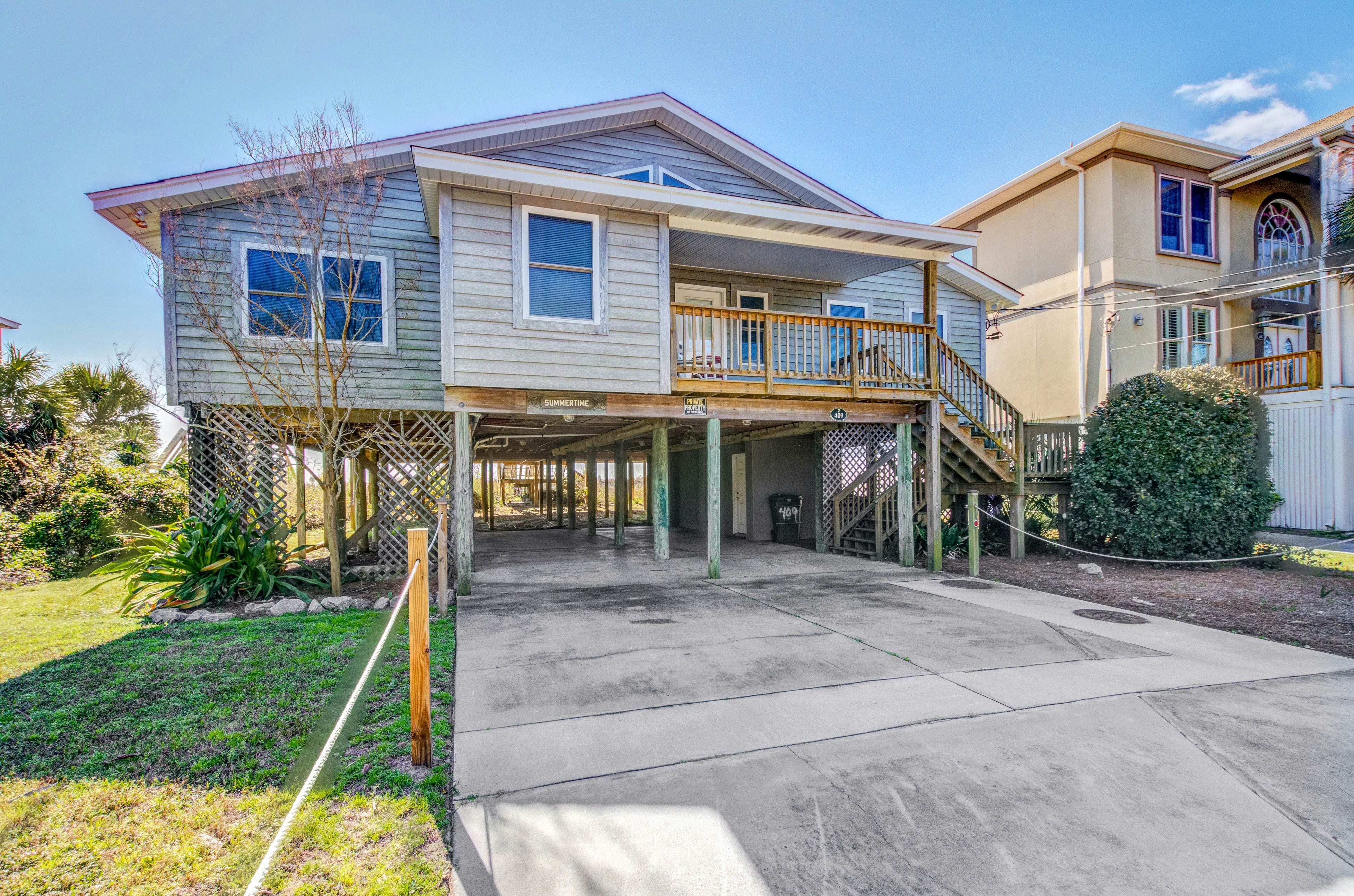 Spacious oceanfront home w/ free WiFi and large deck overlooking the beach