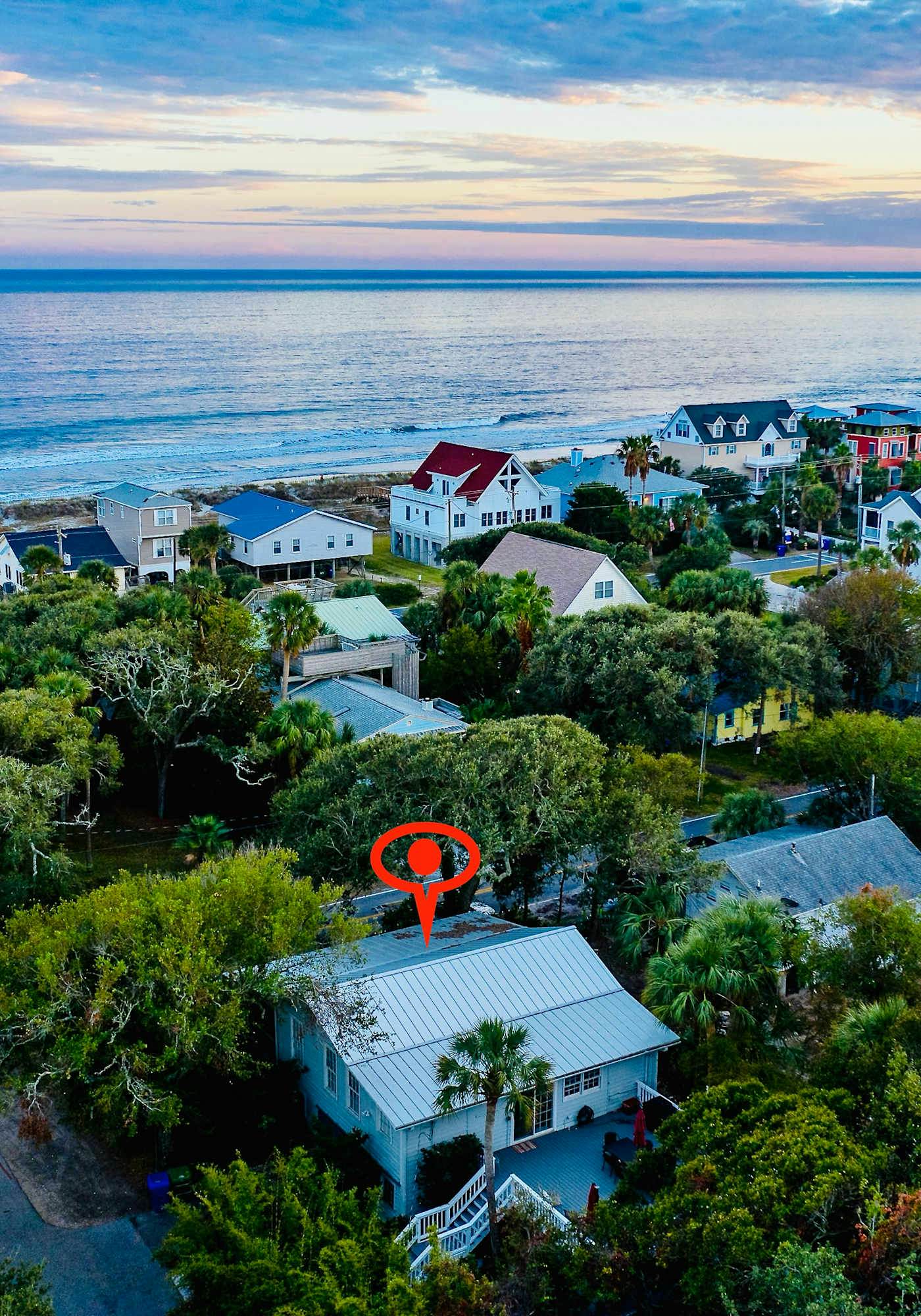 Family-friendly beach cottage w/deck, screened porch, grill