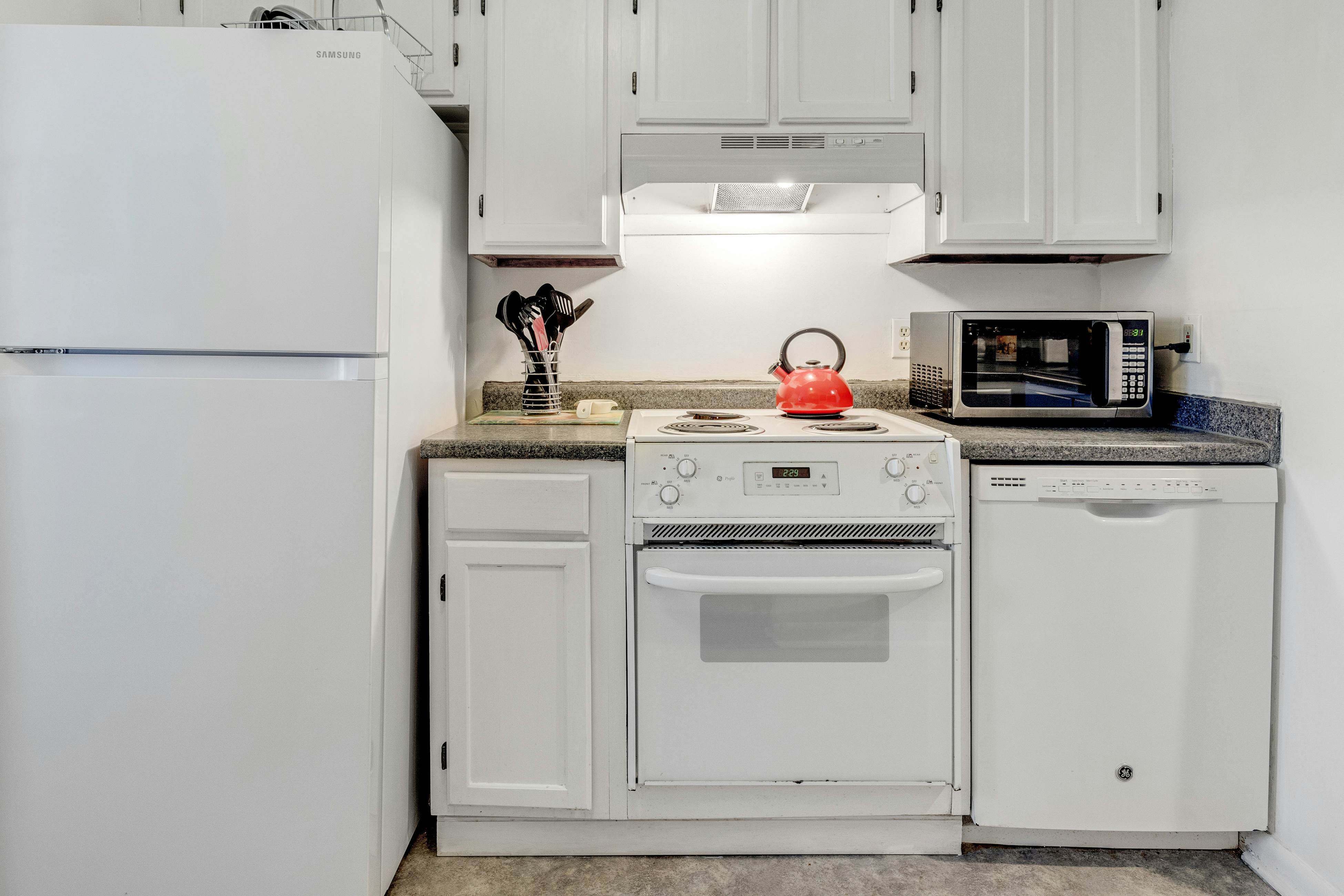 Second-floor villa w/ river views & community pool, tennis courts, and dock