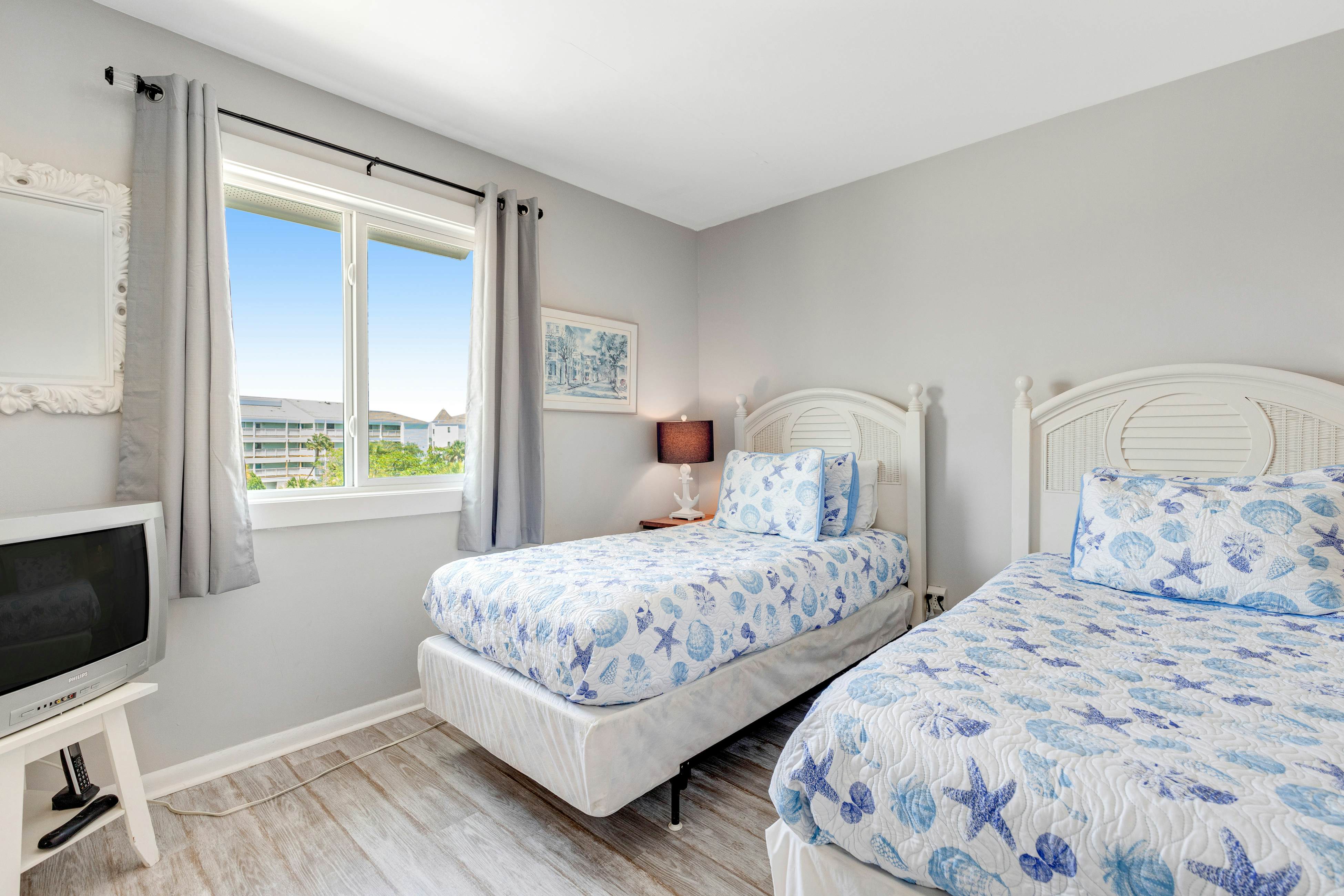 Second-floor villa w/ river views & community pool, tennis courts, and dock