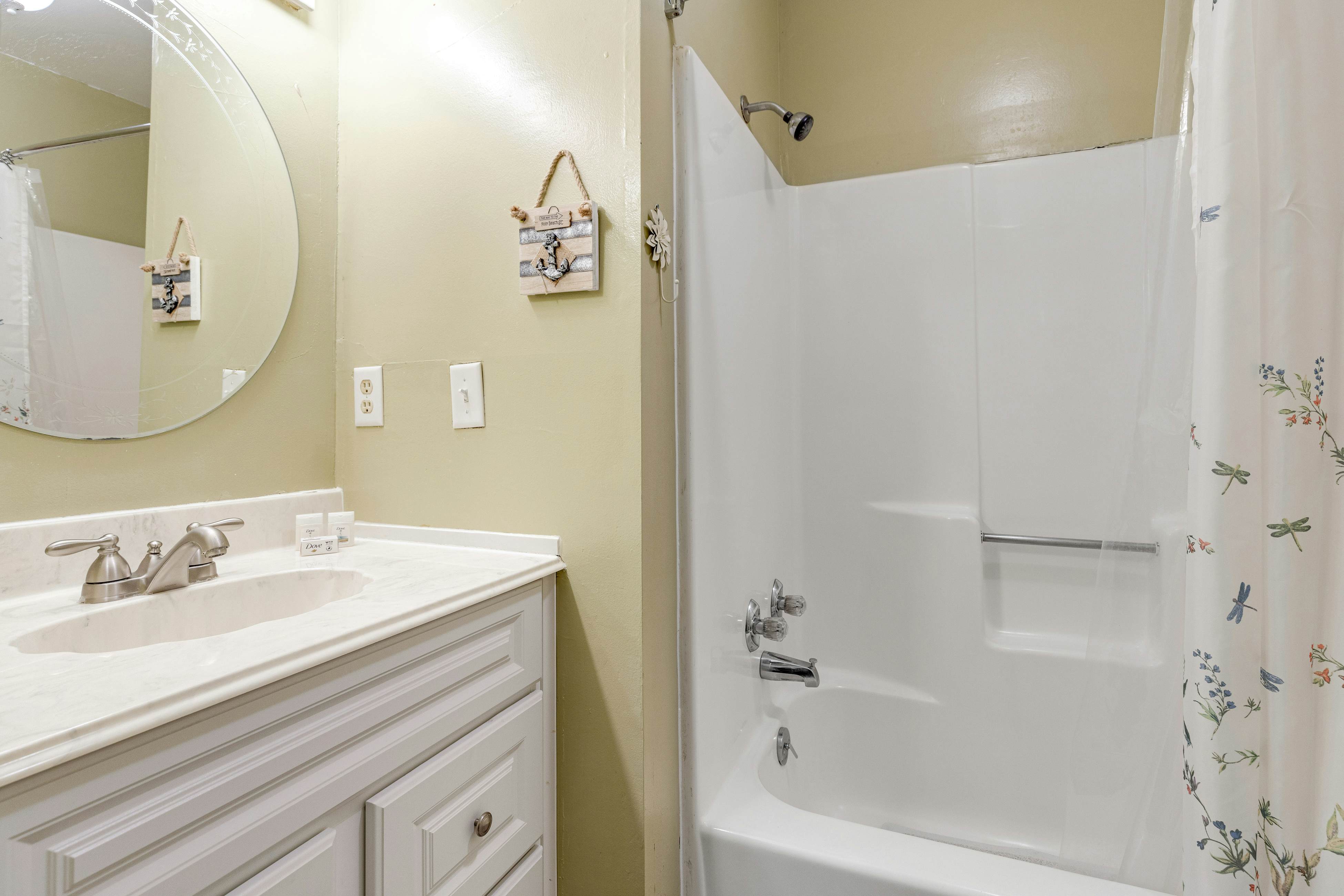 Second-floor villa w/ river views & community pool, tennis courts, and dock