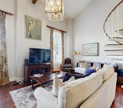 Charming downtown home in heart of Charleston with loft, tranquil courtyard & AC