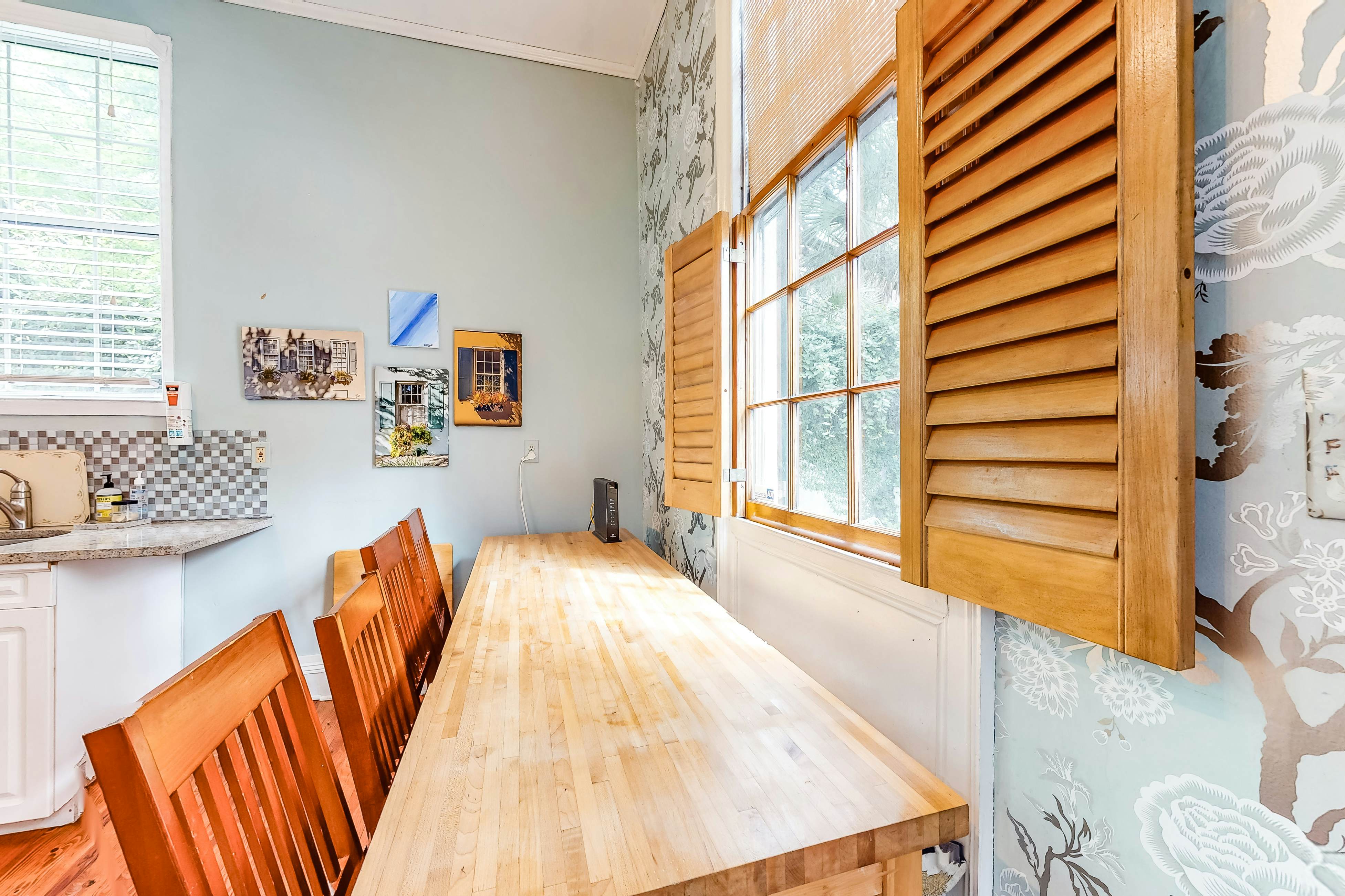 Dog-friendly home with AC, fireplace & W/D - one block to King Street dining